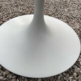 Small Knoll pedestal table - Saarinen