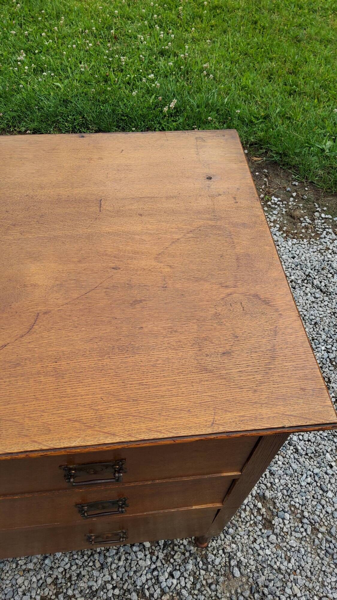 Commode des années 50 en chêne massif 3 tiroirs  pieds coniques