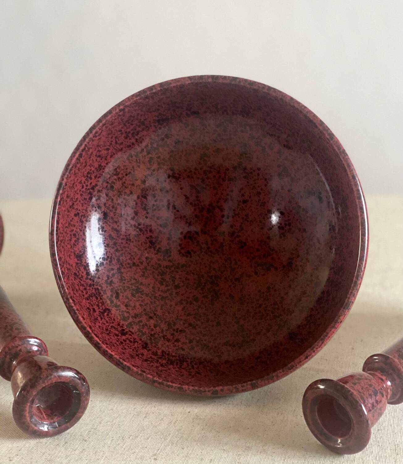 Candlesticks and bowl in speckled ceramic.