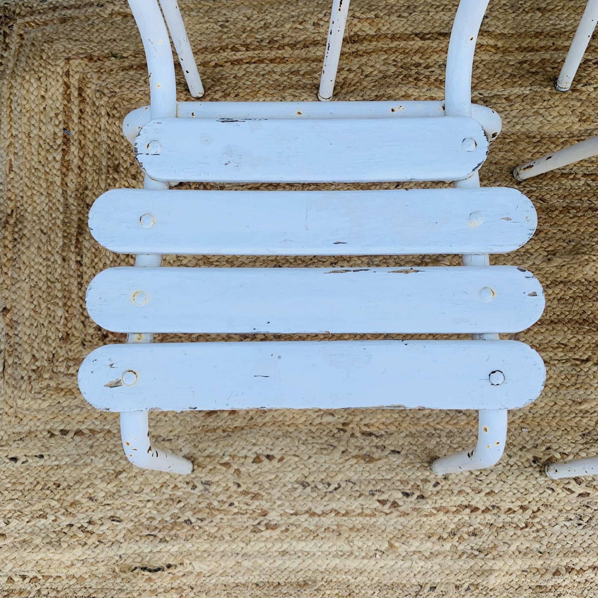 Ensemble de 5 chaises blanches en bois