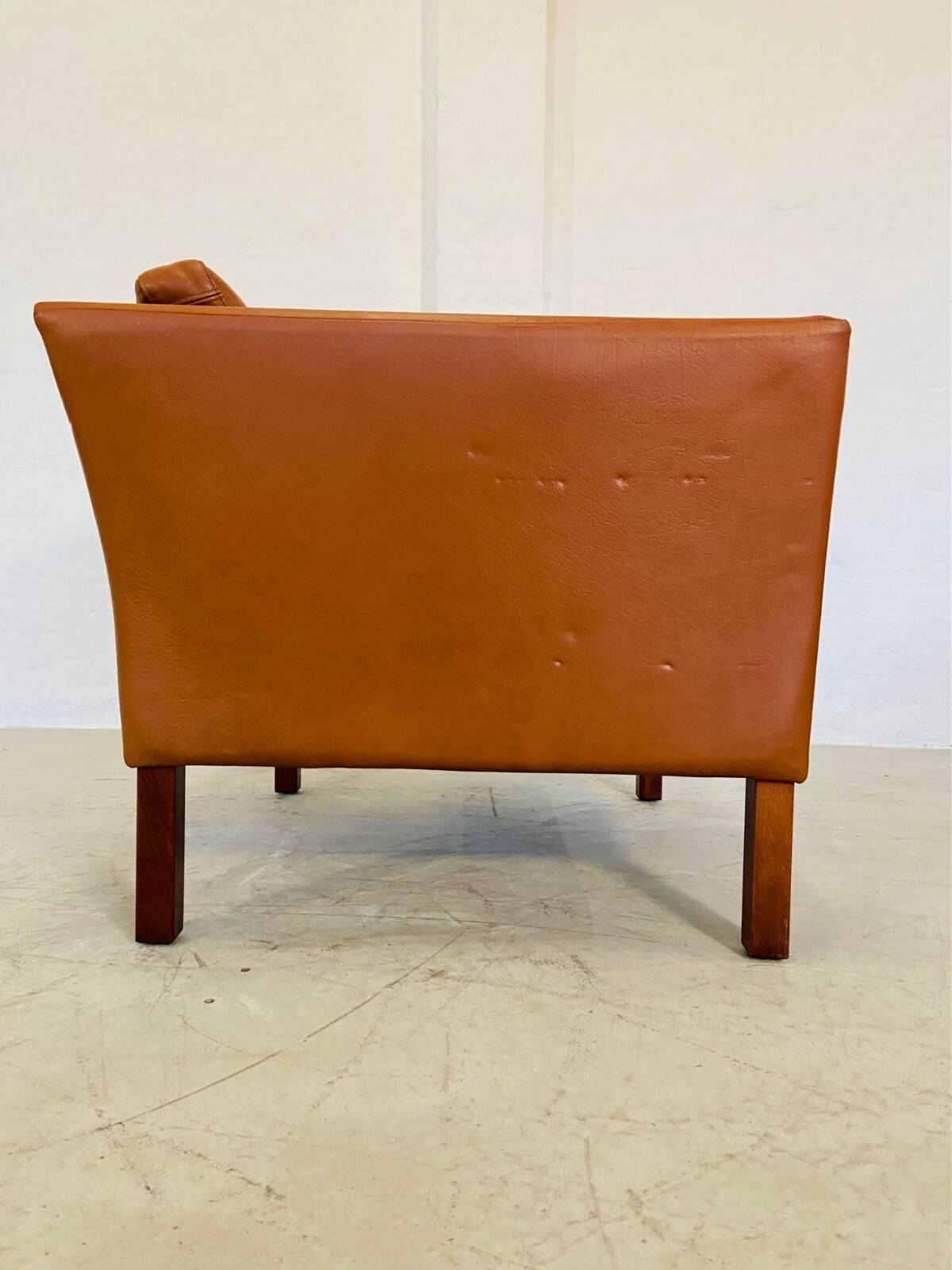 Fauteuil lounge scandinave vintage en cuir cognac, style milieu du siècle