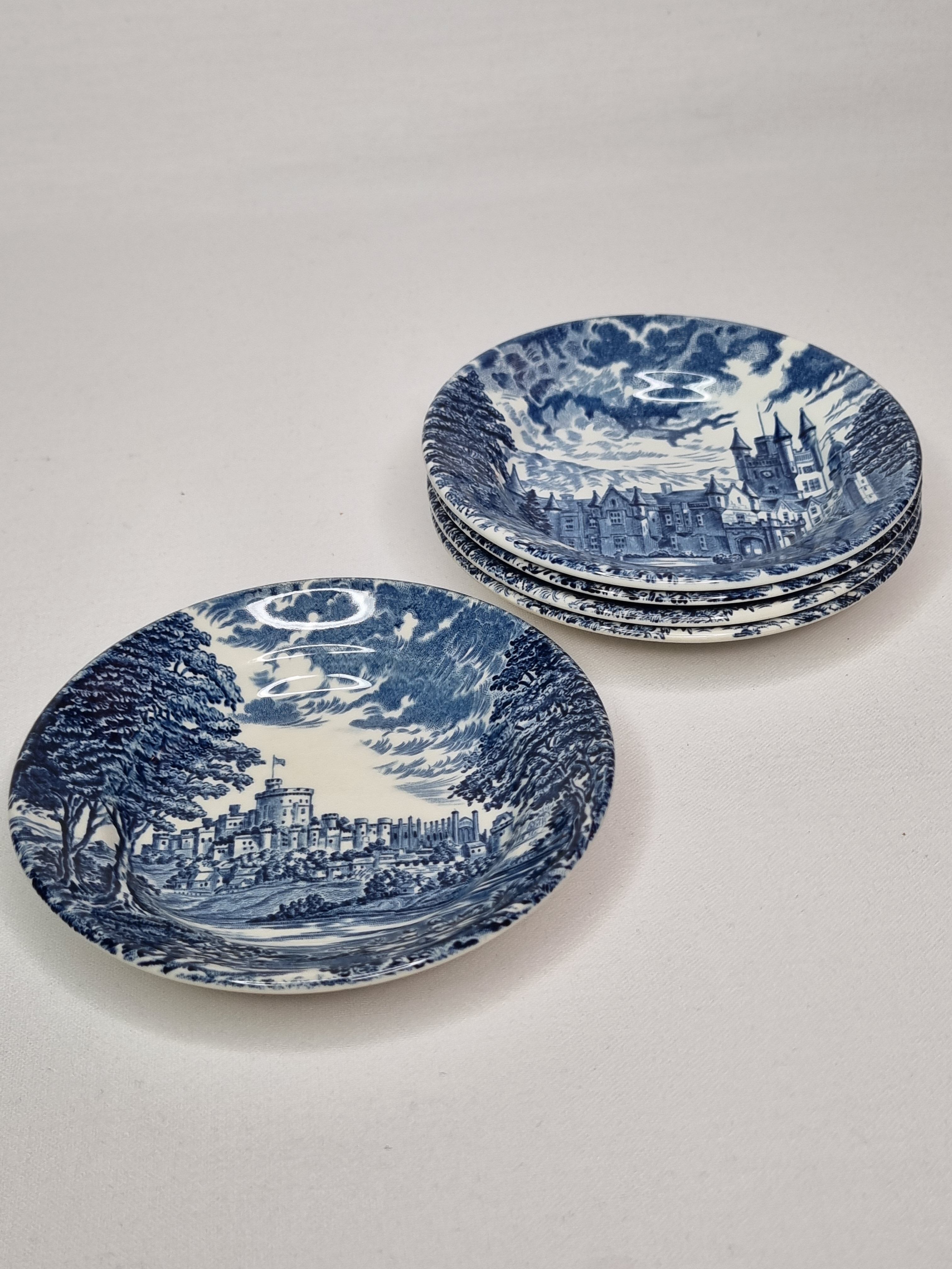 Ensemble de cinq ramequins en faïence Wedgwood England