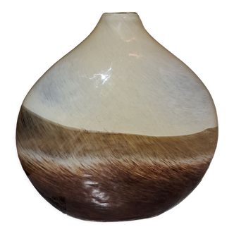 Flat teardrop-shaped vase