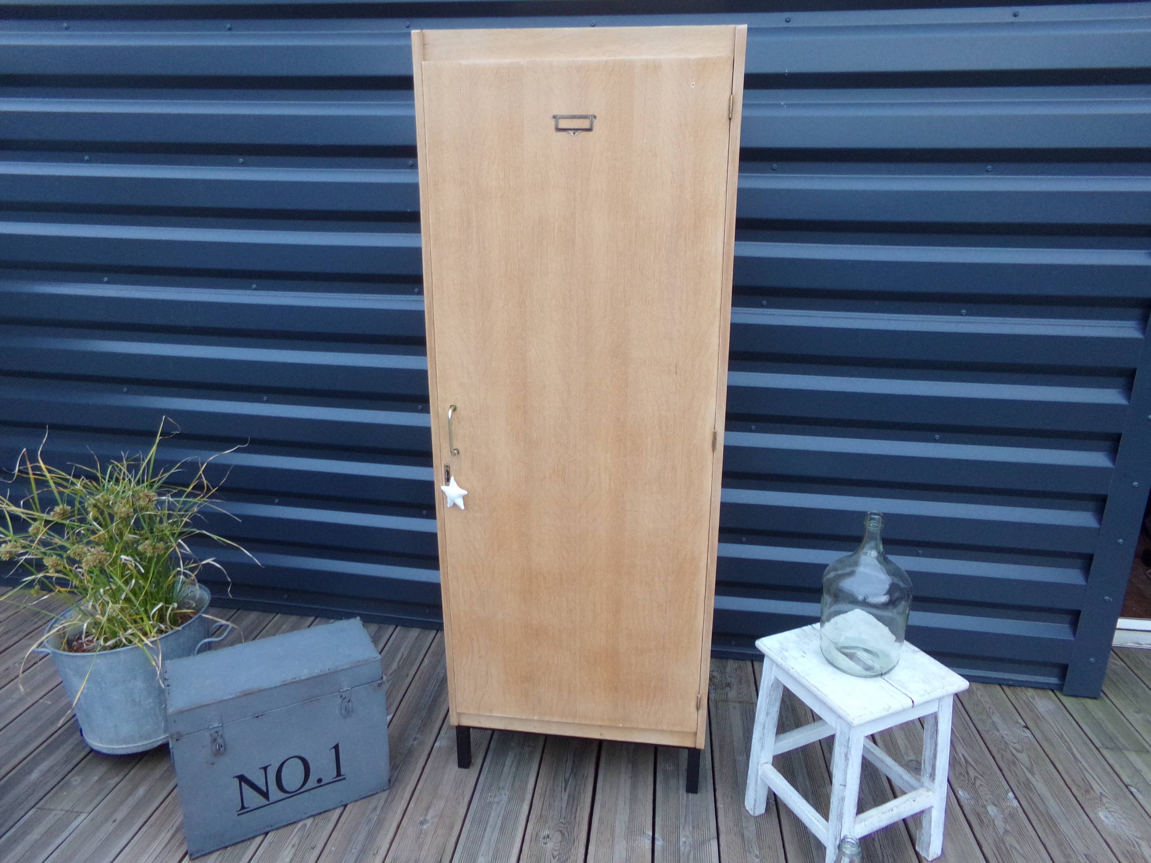 Boarding locker room cabinet