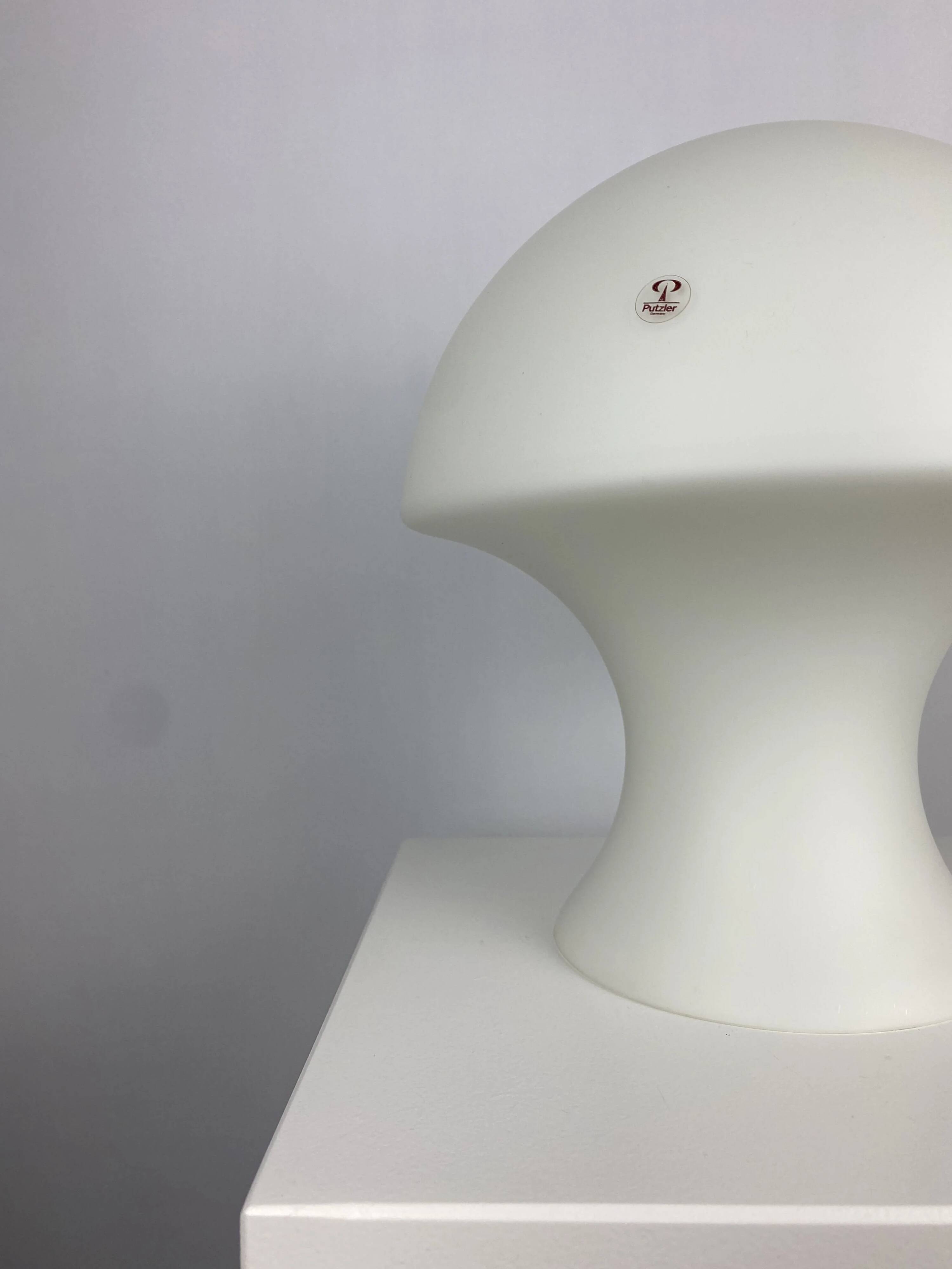 Lampe de table champignon en verre lait blanc Peill et Putzler 1970