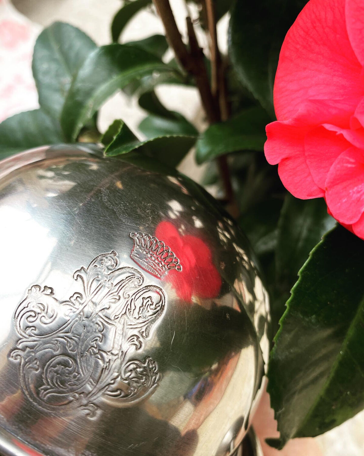 Antique silver sweetener with rolling lid