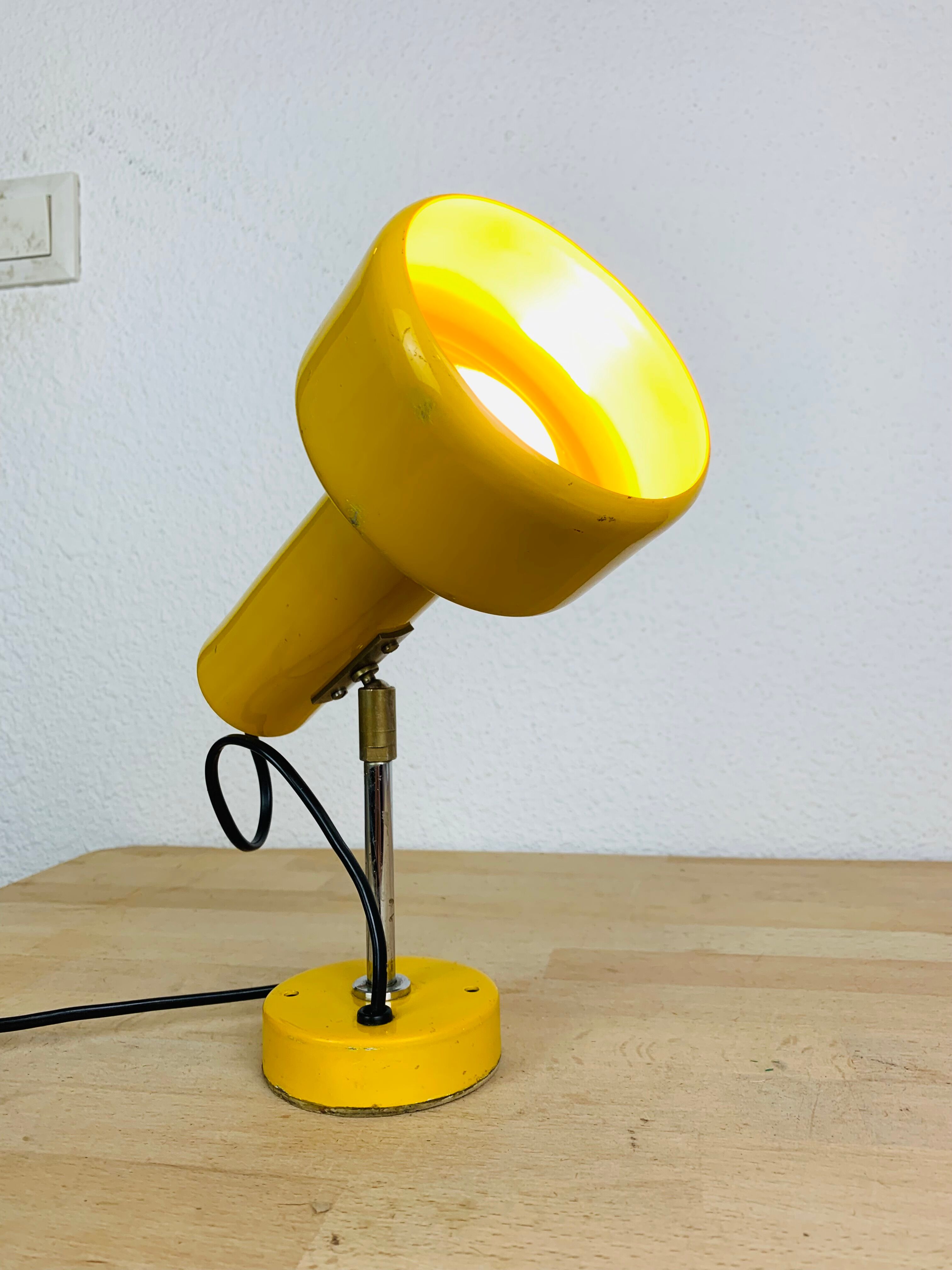 Yellow spot lamp to pose 70s
