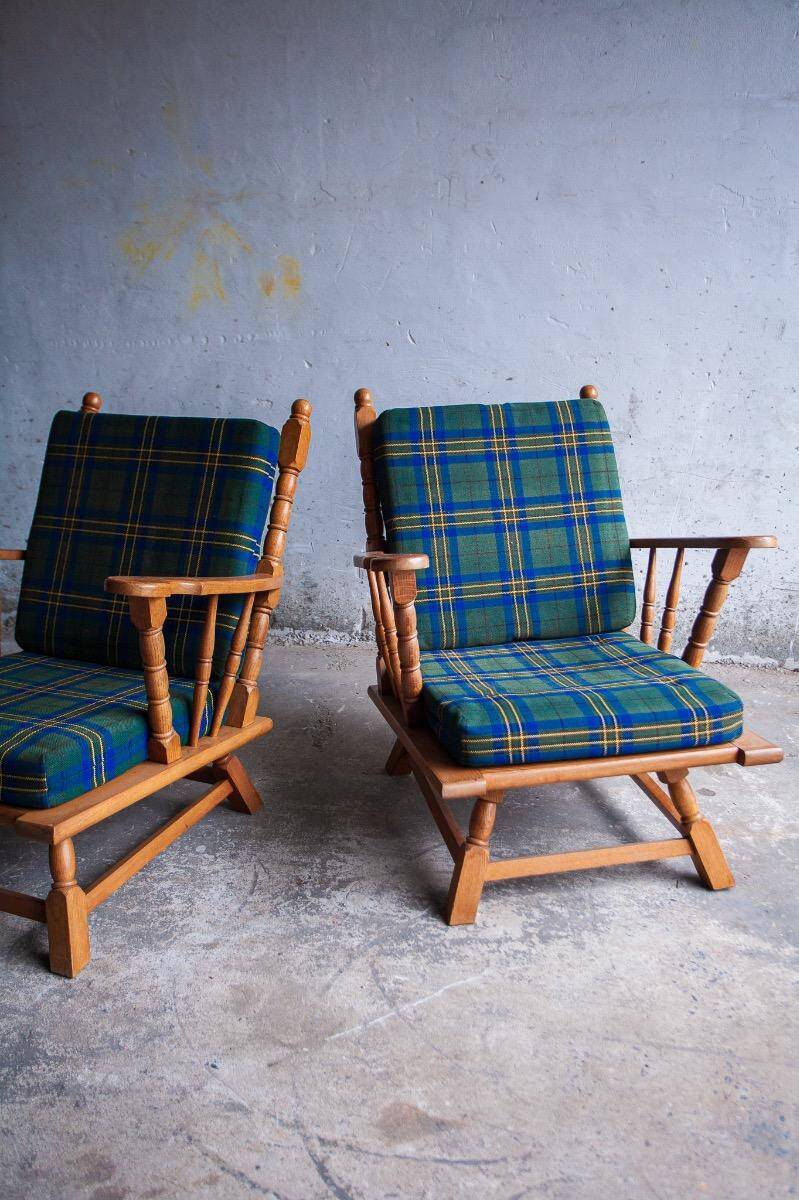 Canapé 3 places en chêne style années 50, avec tissu à carreaux vert-bleu et accoudoirs à fuseaux tournés.