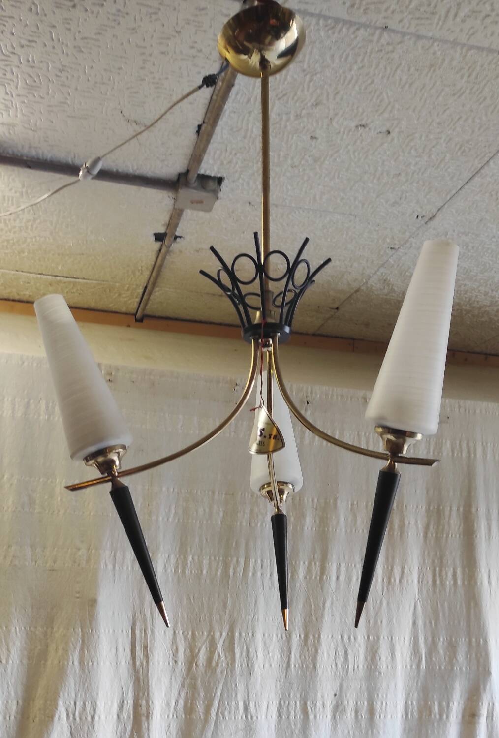 Modernist chandelier with 3 lights in gold and black metal, opaline tulip - 50s