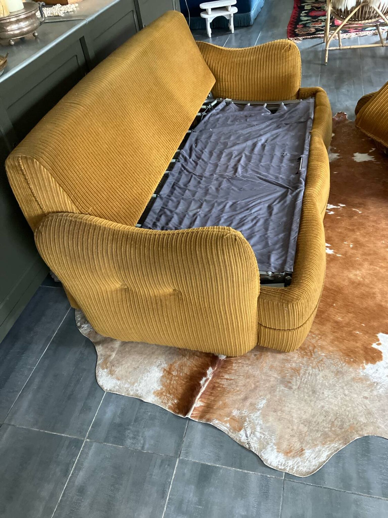 Velvet 3-seater sofa bed