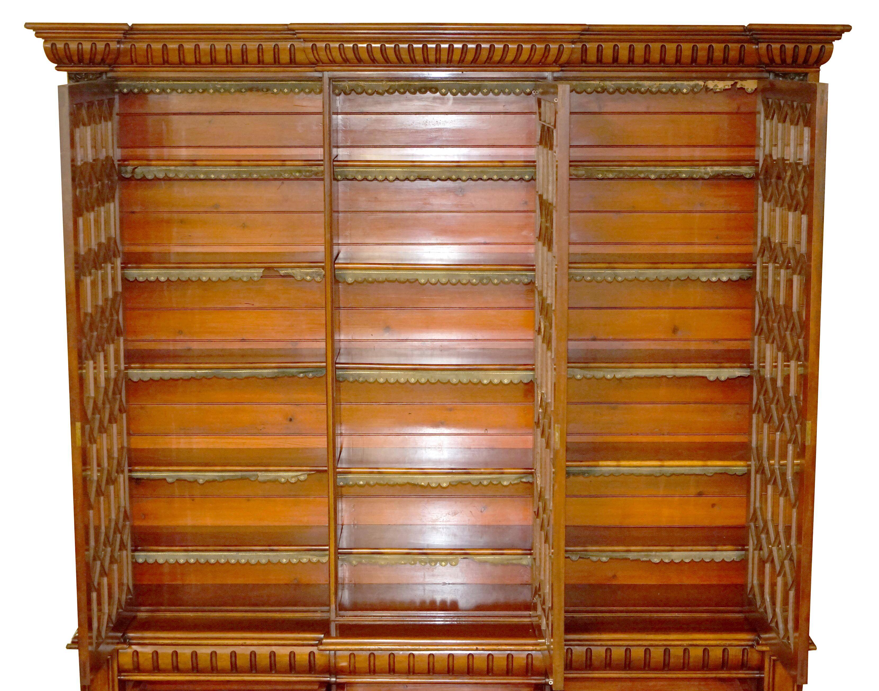 Bibliothèque monumentale haute victorienne en acajou massif avec vitrines astrales