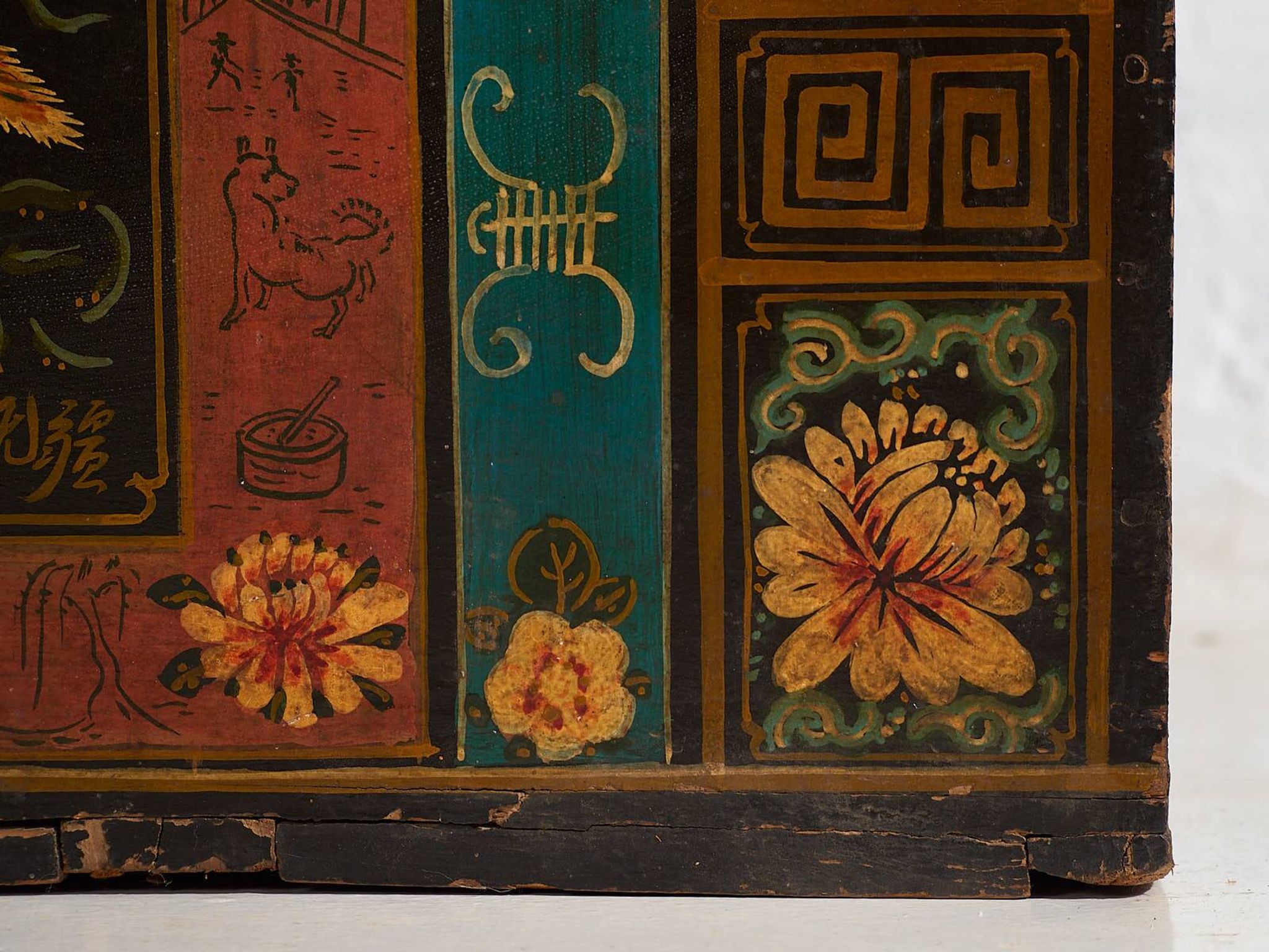 Malle chinoise ancienne de couleur foncée avec des motifs floraux (c.1900) #2