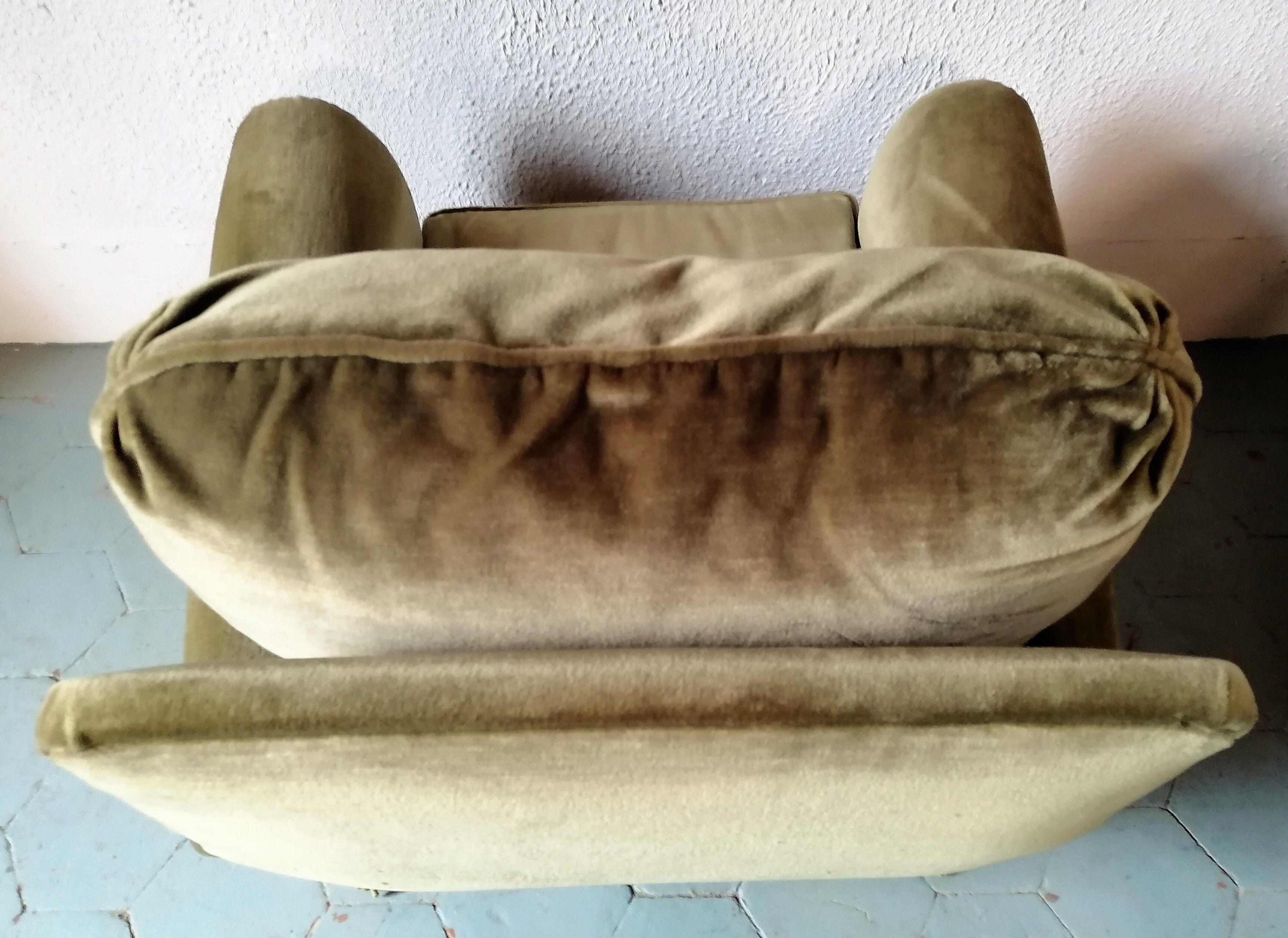 Paire de fauteuils en velours "Jean Roche "