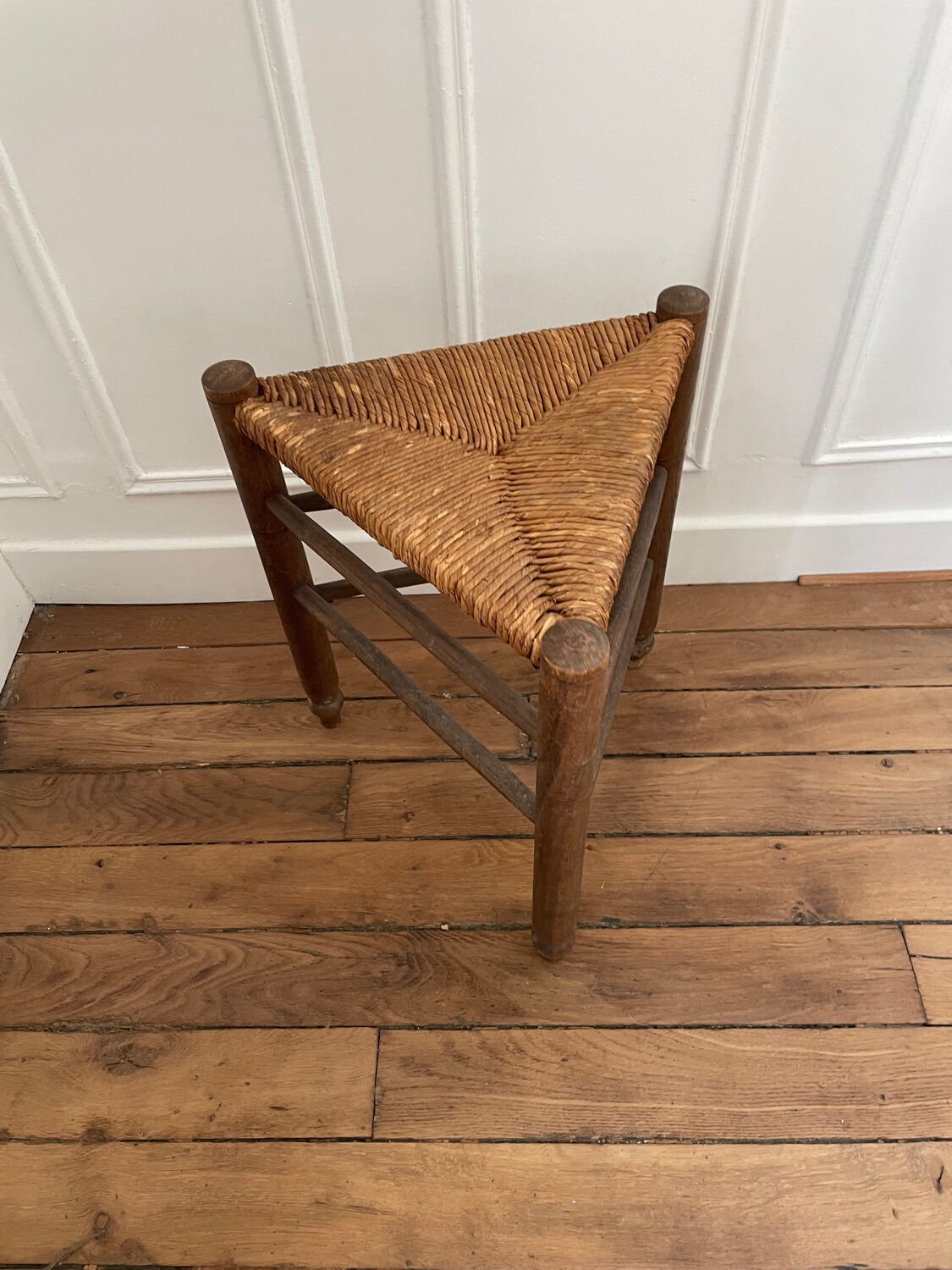 Tabouret tripode en paille