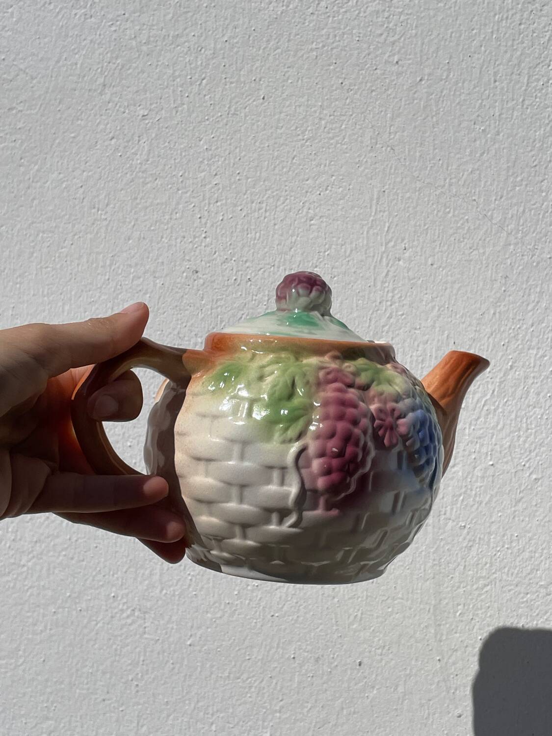 Théière en barbotine fruits, 1980