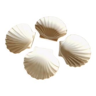 4 coupelles anciennes en forme de coquille en porcelaine blanche