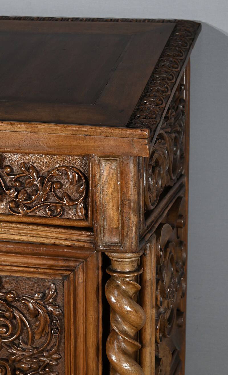 Oratory in solid walnut, Neo-Gothic Renaissance style – Late 19th century
