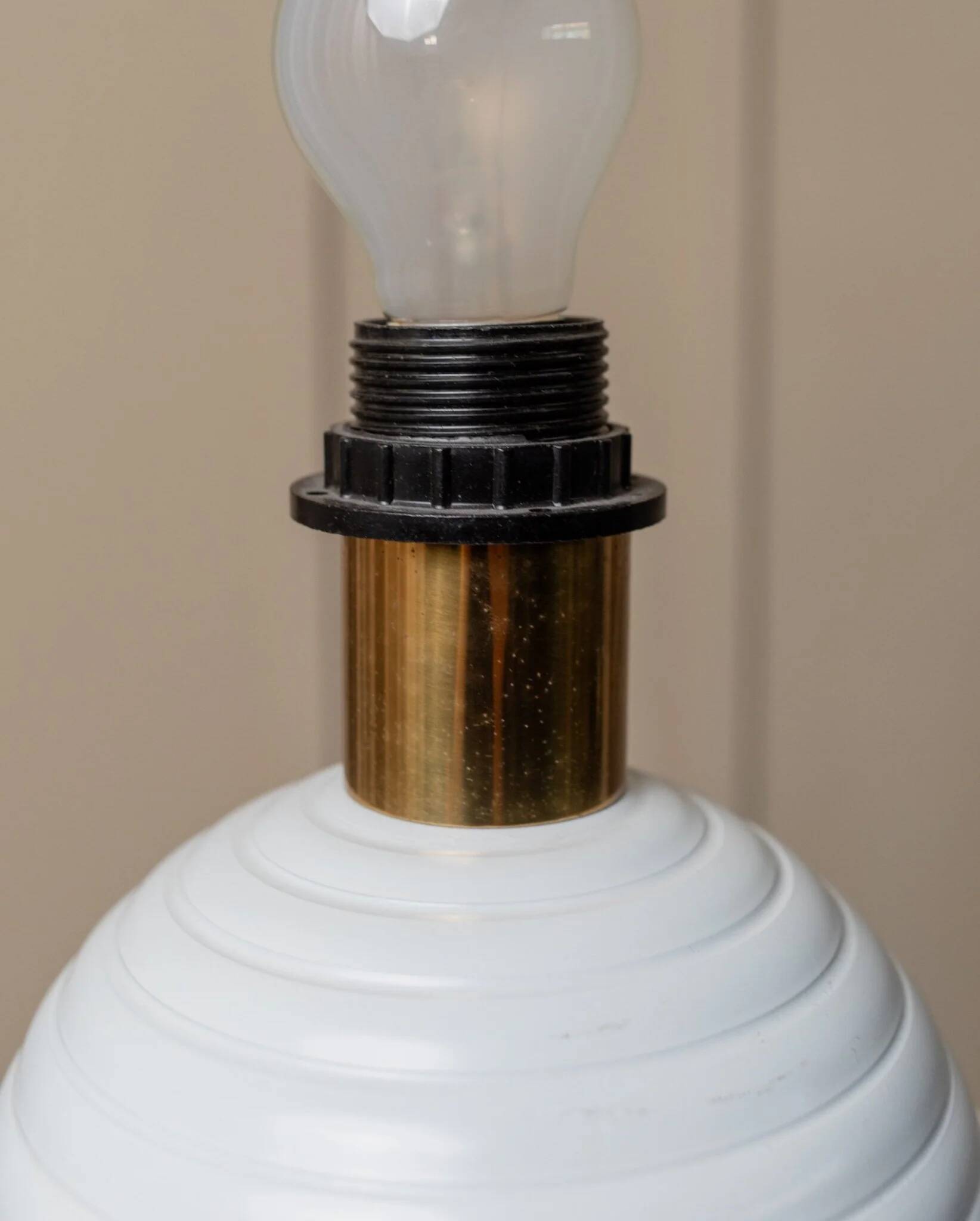 White Ceramic Table Lamp with Gold Band, Italy 1980s – Hollywood Regency Vintage
