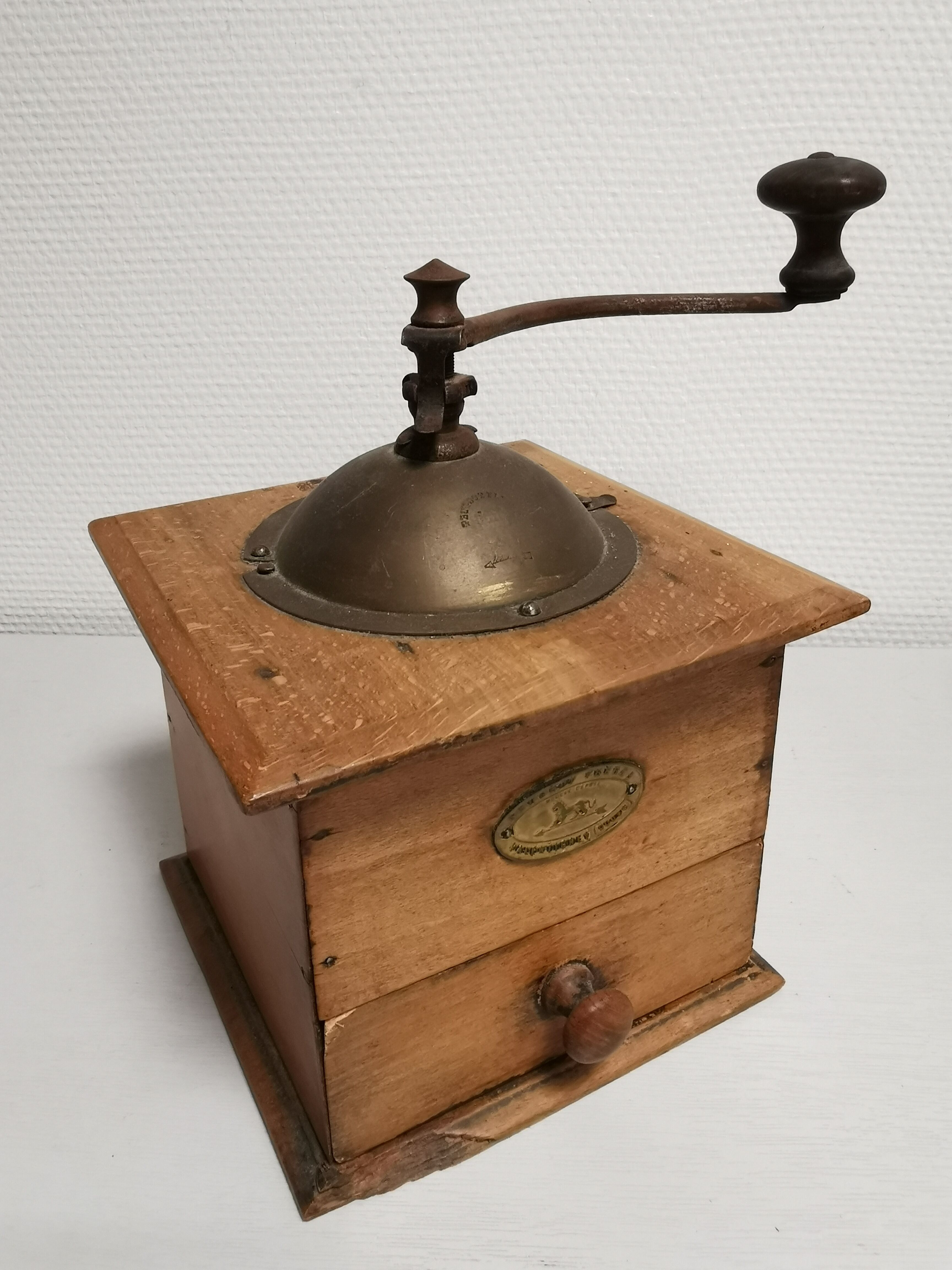 Set of 3 old vintage Peugeot coffee grinders. deco Cuisne Vintage restaurant