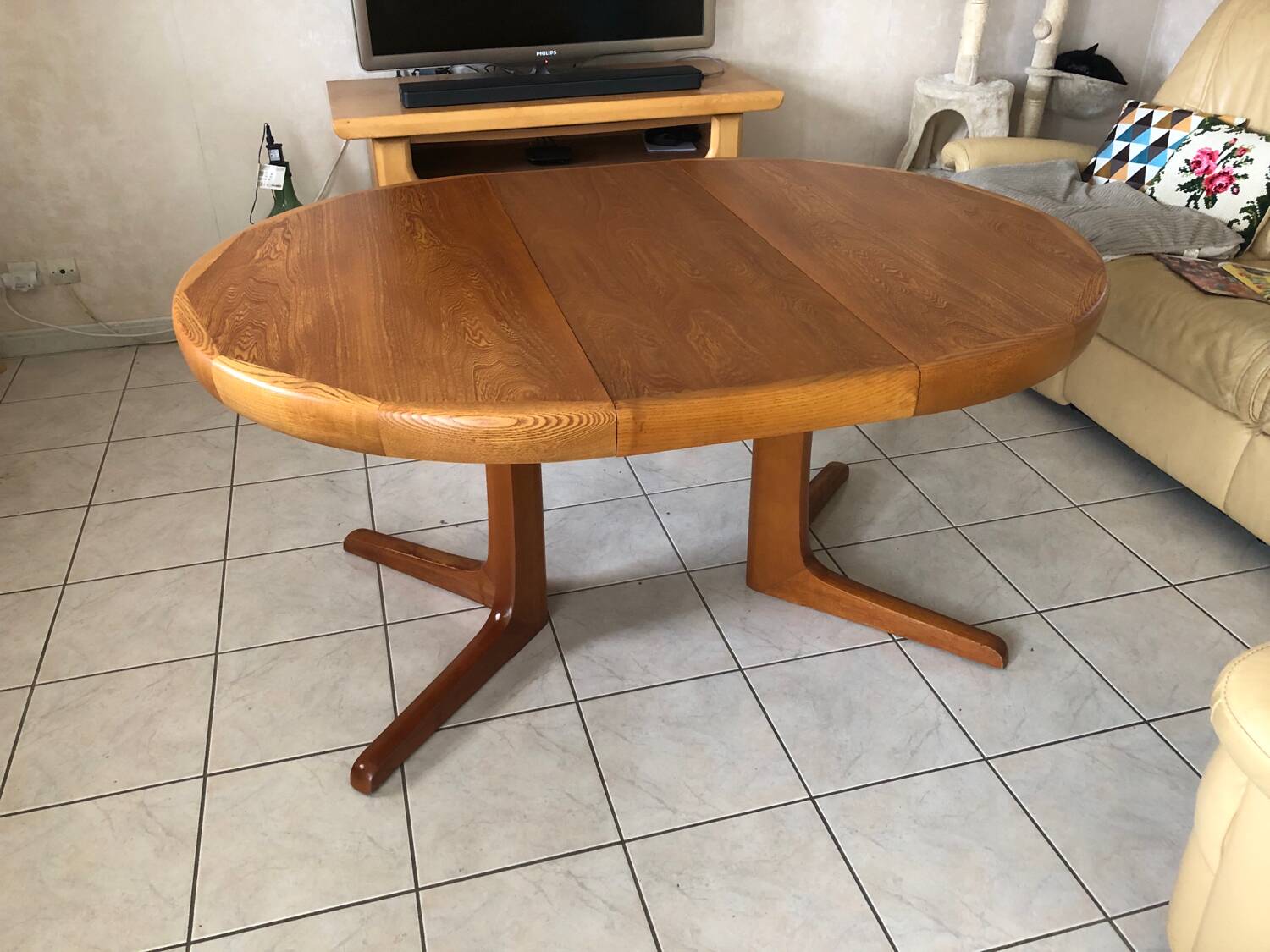 Baumann extendable round table