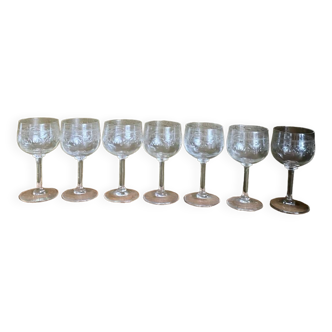 Lot de 7 verres à pied anciens en verre gravé