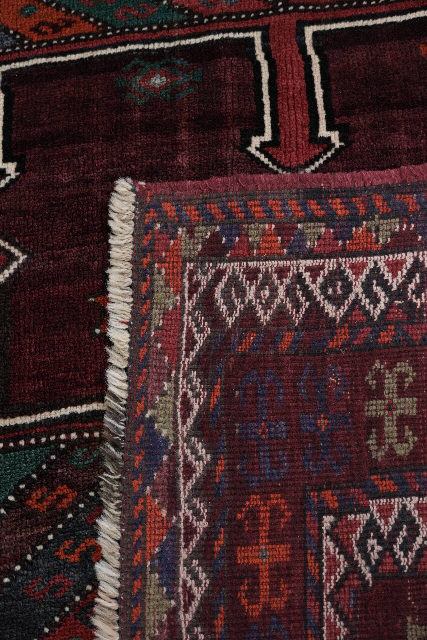 Hand-knotted rug of 308x210cm in oriental style with mainly red colours