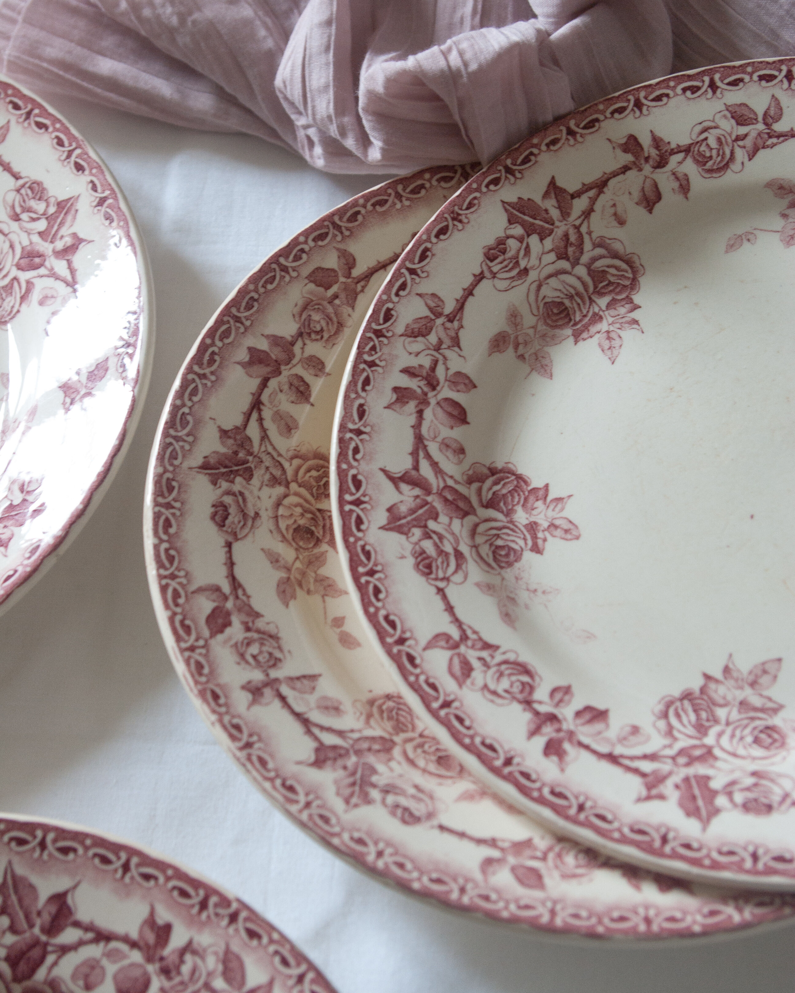 Old plates, rosé red décor, "Paris"