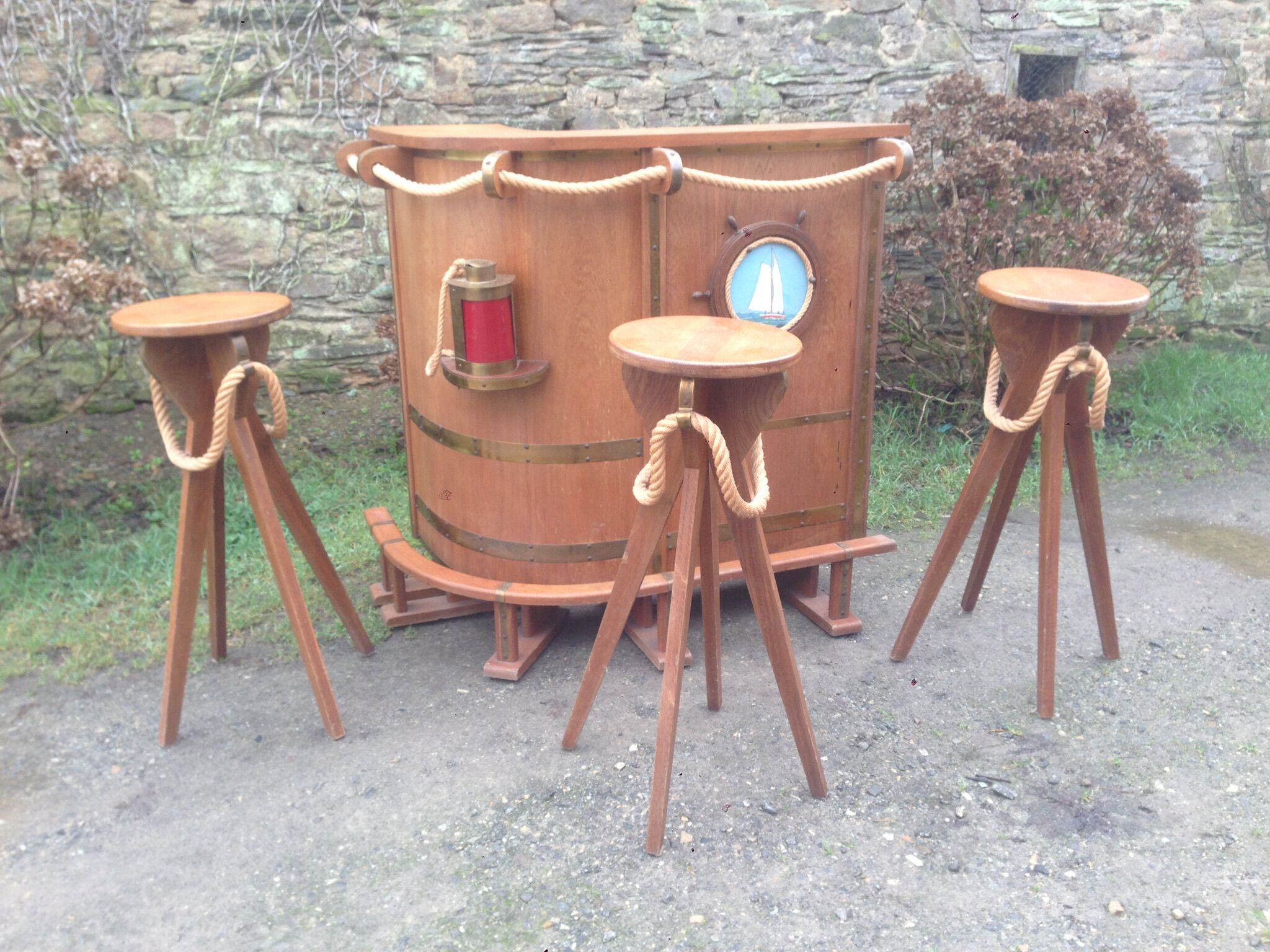 Bar d’angle en chêne marine avec ses 3 tabourets