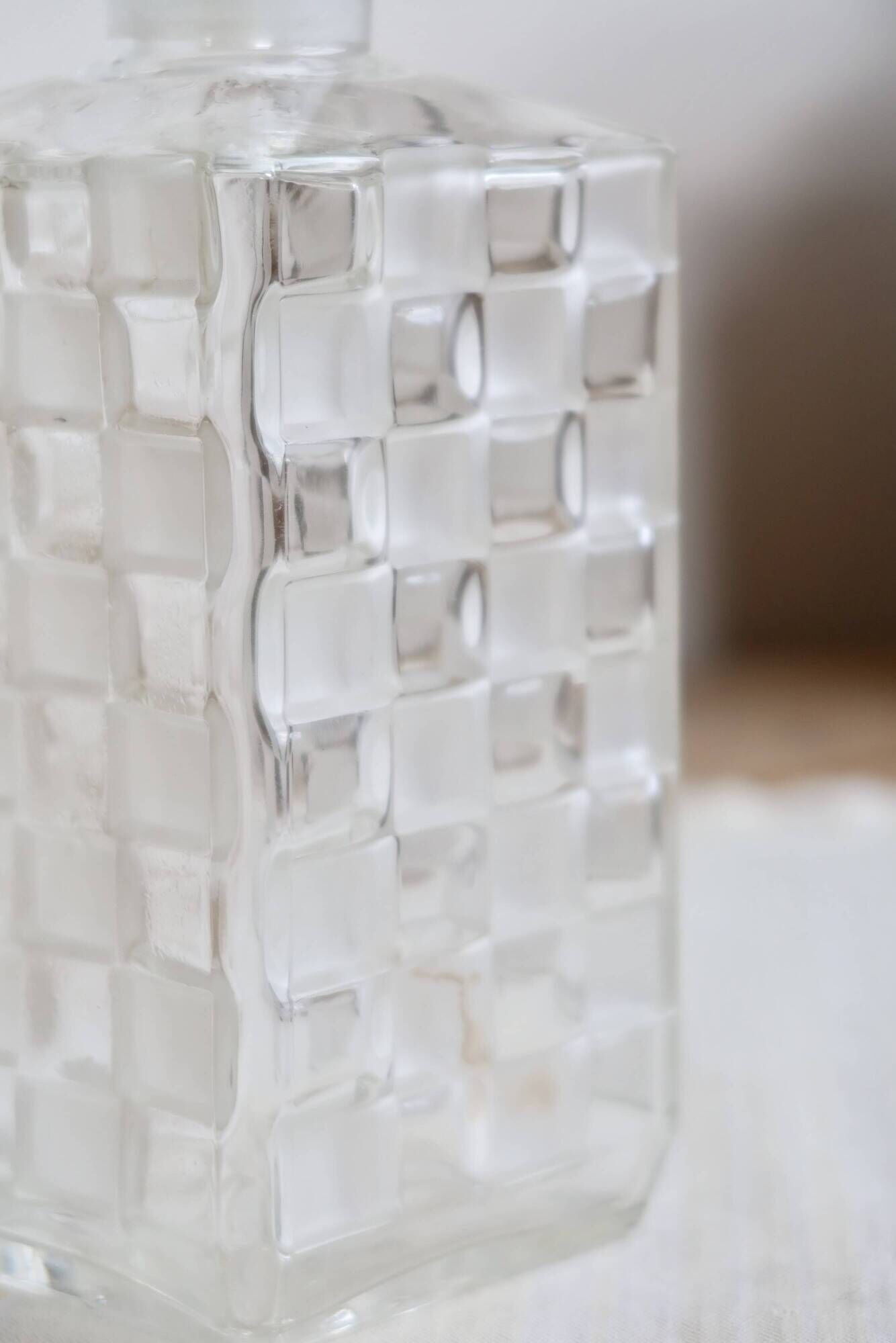Vintage whisky carafe in transparent and frosted glass - Checkered pattern