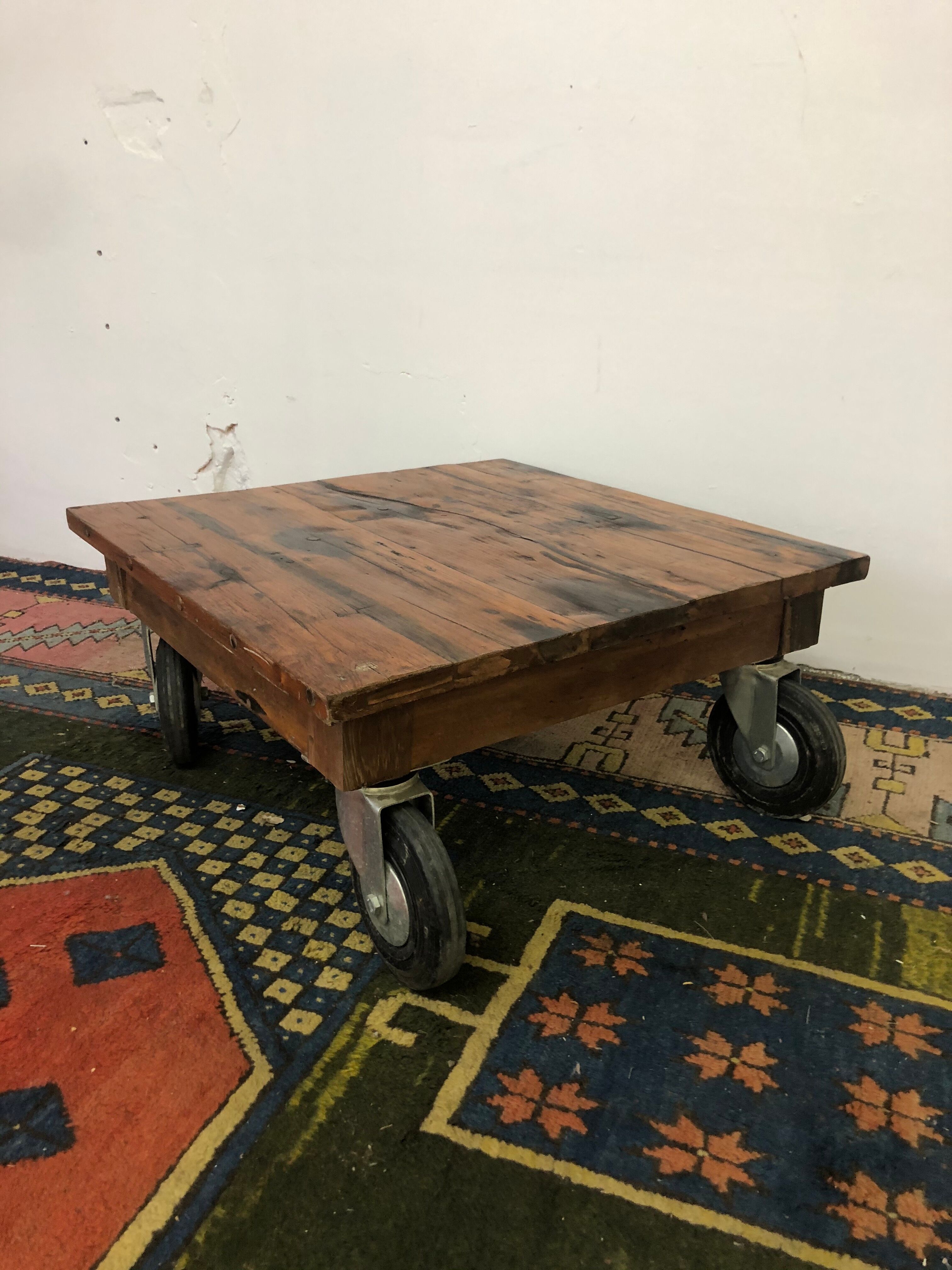 Table basse industrielle sur roues