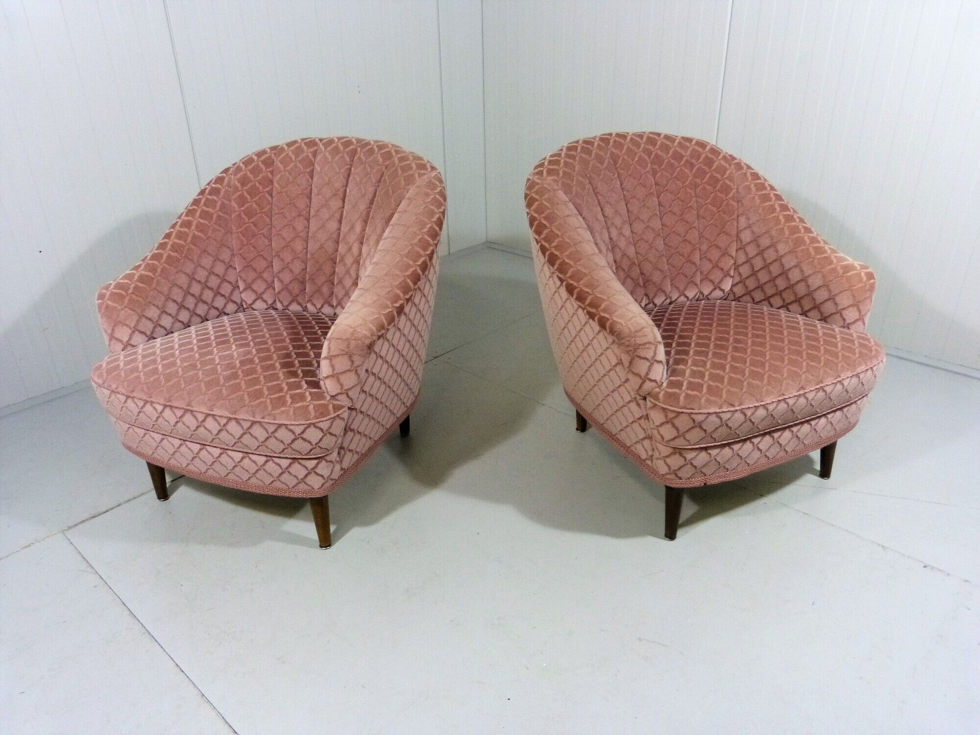 Ensemble de 2 fauteuils club en velours rose années 1950