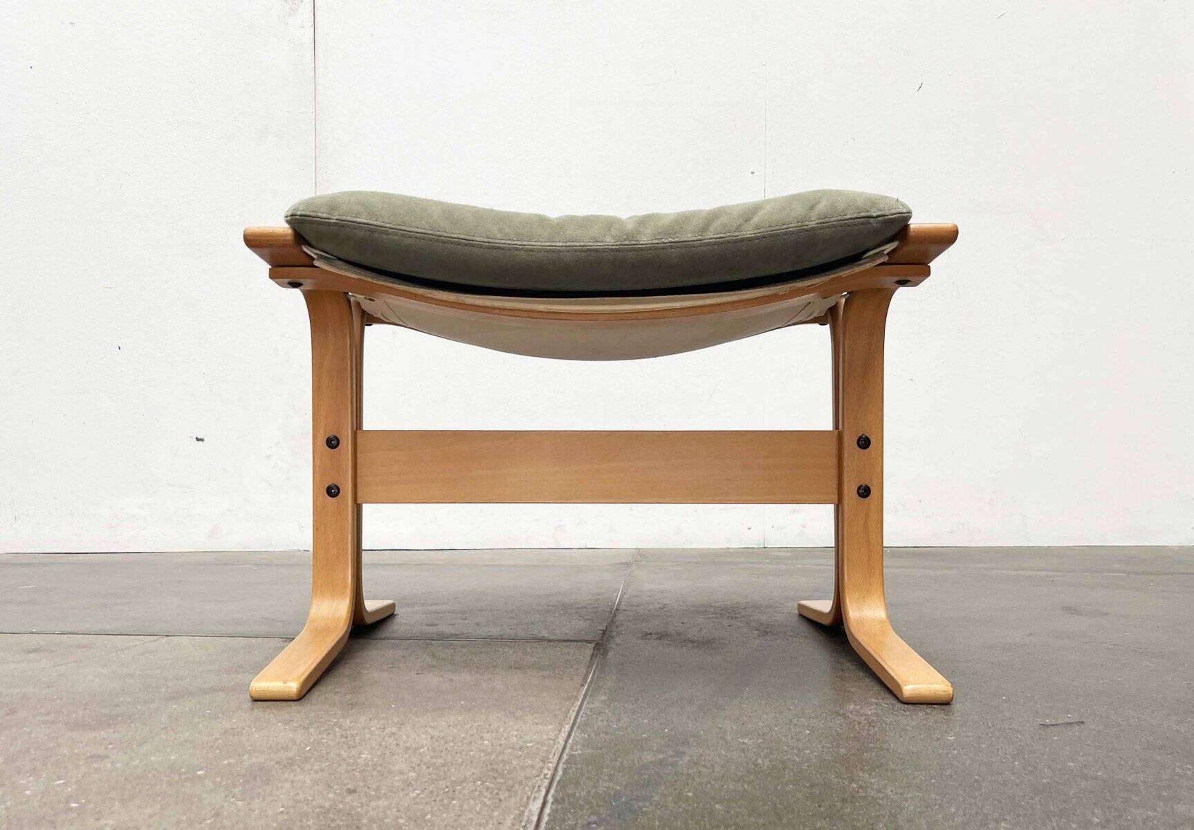 Mid-century Norwegian Siesta pouf in nubuck leather by Ingmar Relling for Westnofa, 1960s.