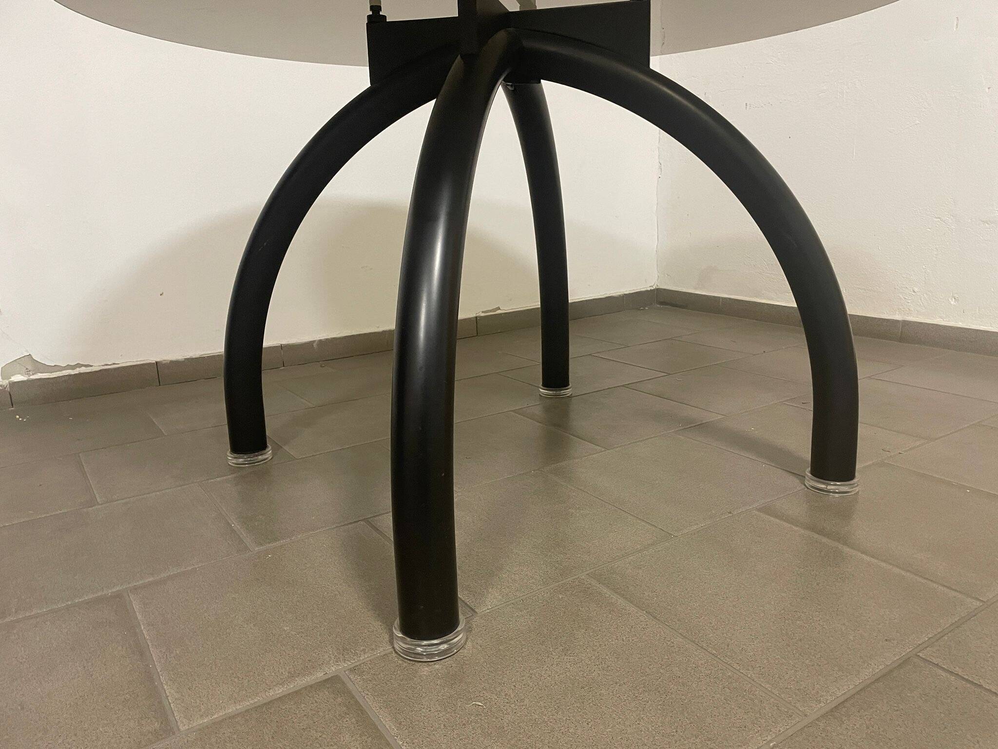 Dining table spider table Knoll