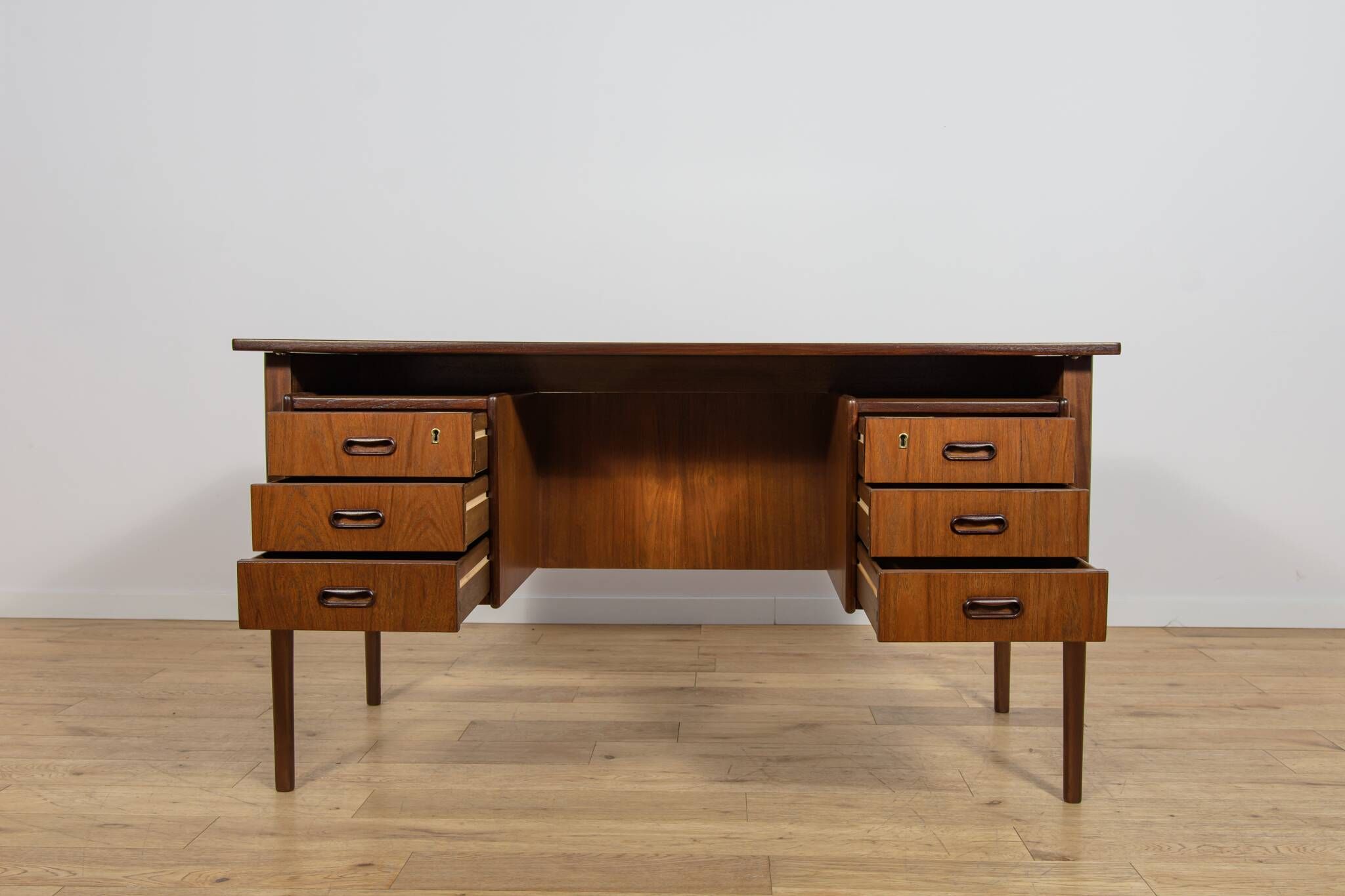 Autonomous teak desk from the 1960s, Denmark