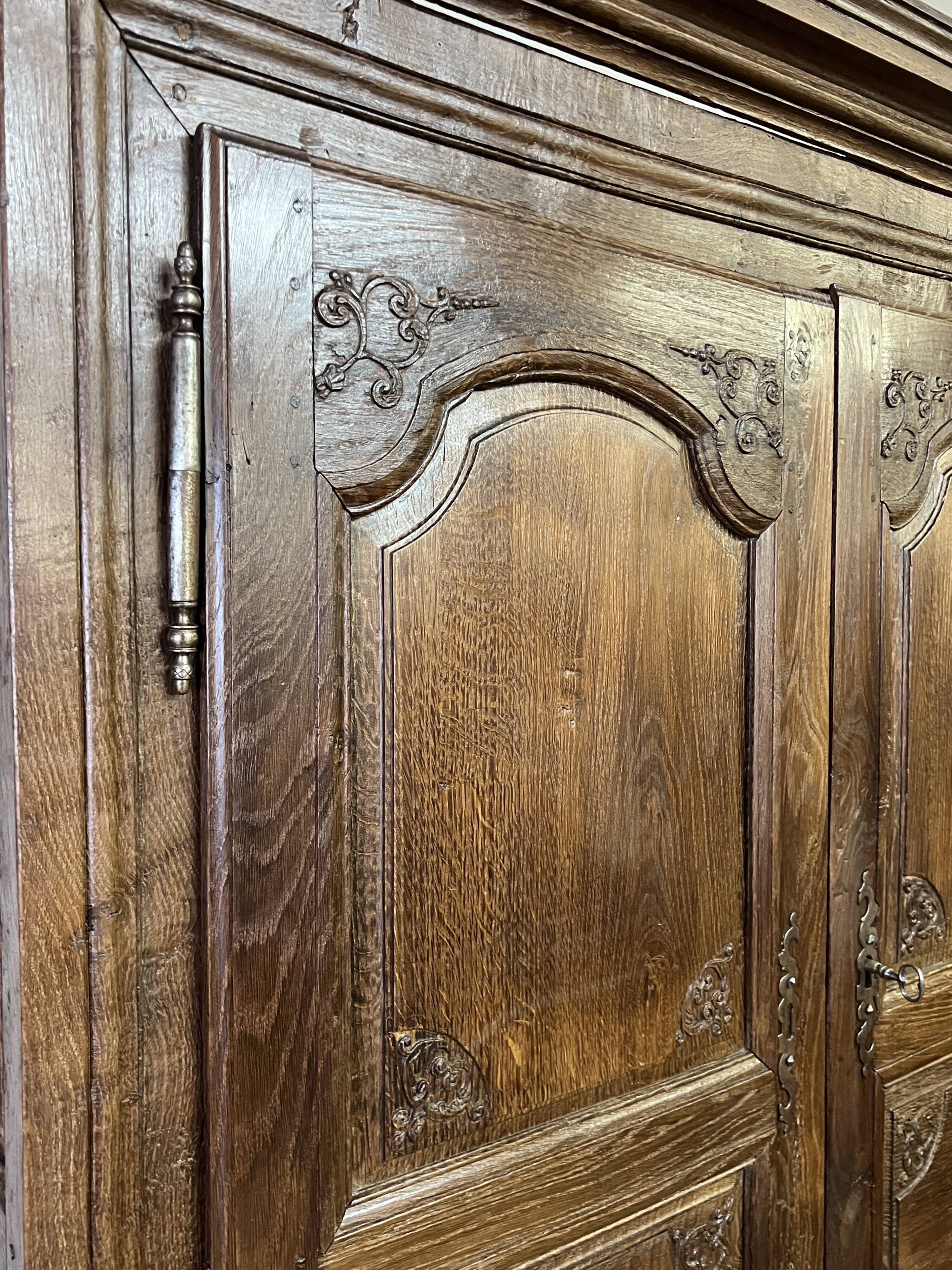 Armoire Louis XV en bois sculpté du XVIIIè siècle
