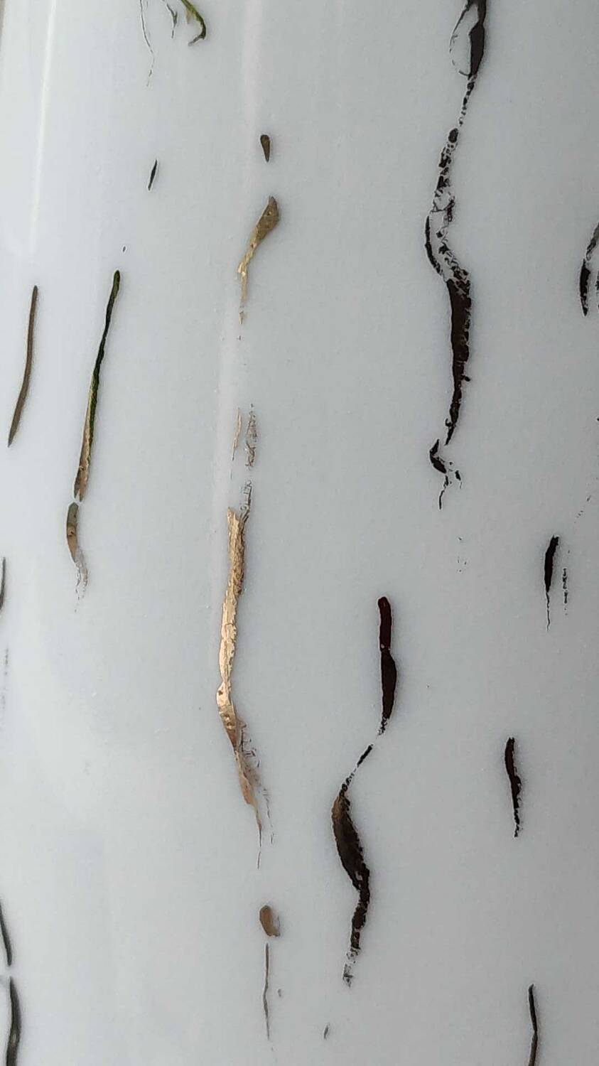 Design Vase Signed Hérold Porzellan Bavaria. In fine white porcelain/Silver filament decoration. High 22 cm