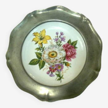 wall decoration: small plate with metal border, flower bouquet decor