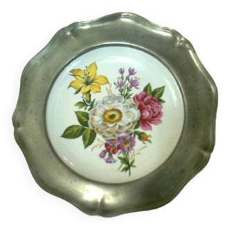 wall decoration: small plate with metal border, flower bouquet decor