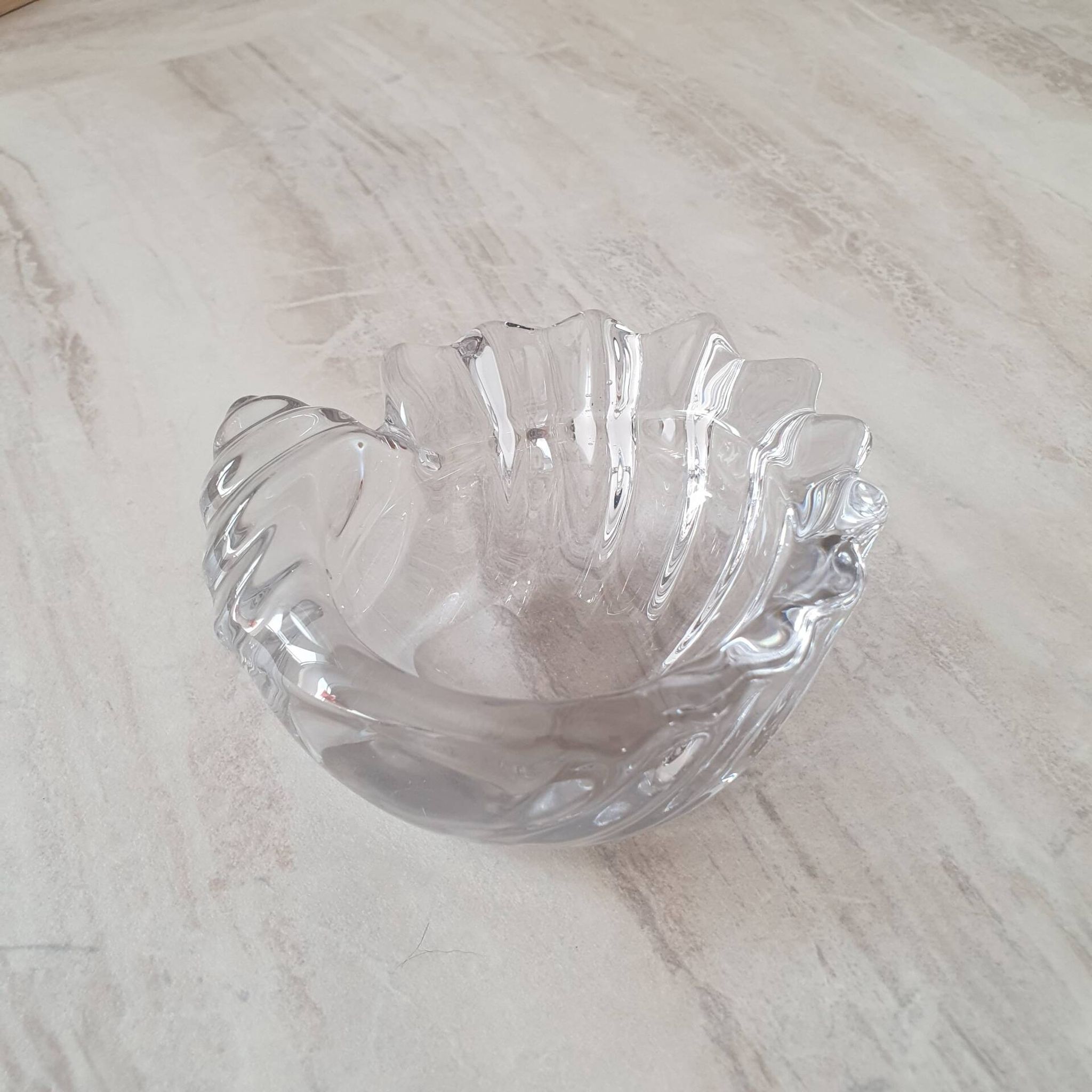 Shell-shaped glass pocket tray