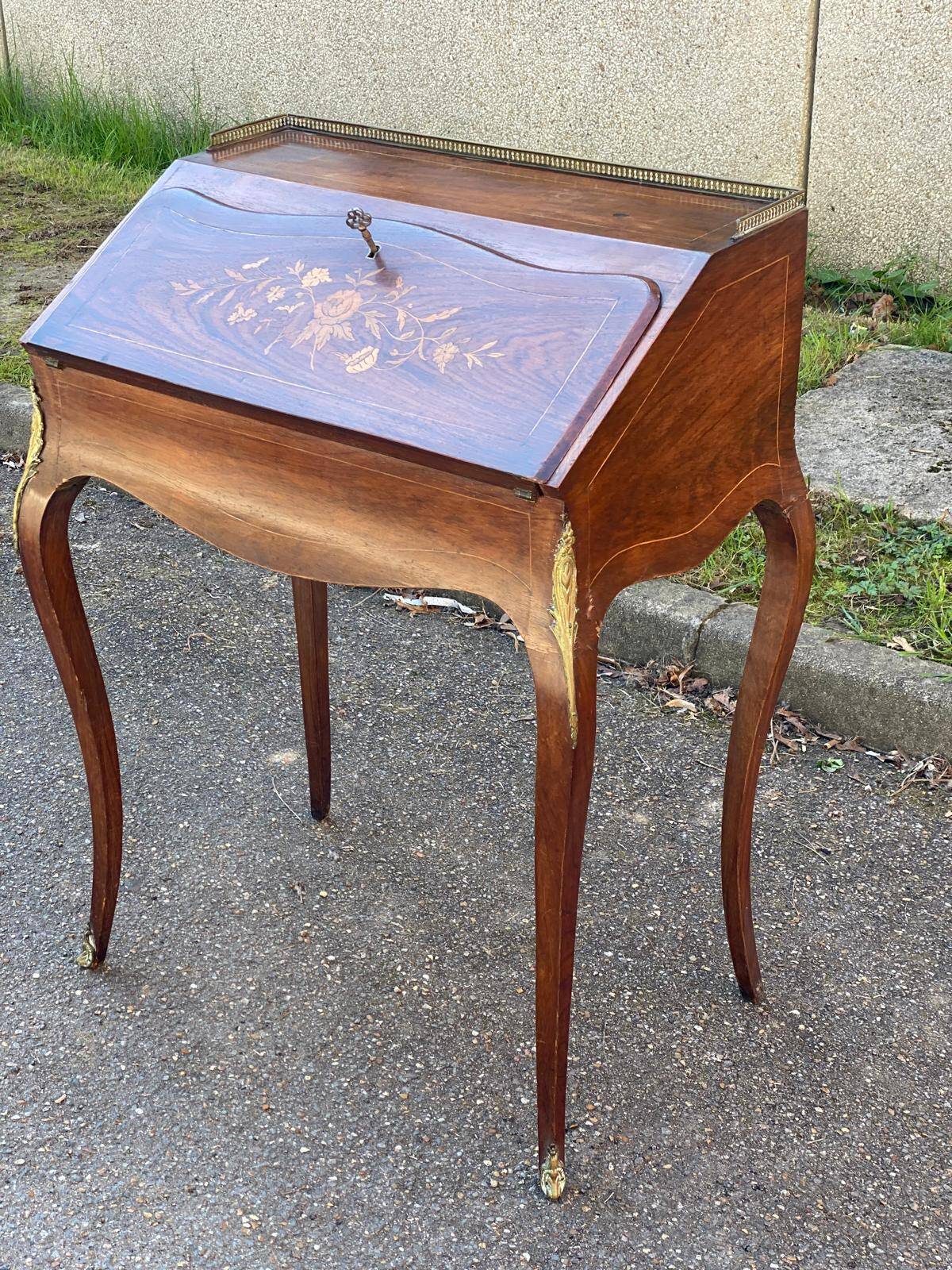 Louis XV sloping desk with gilded marquetry in Napoleon III period
