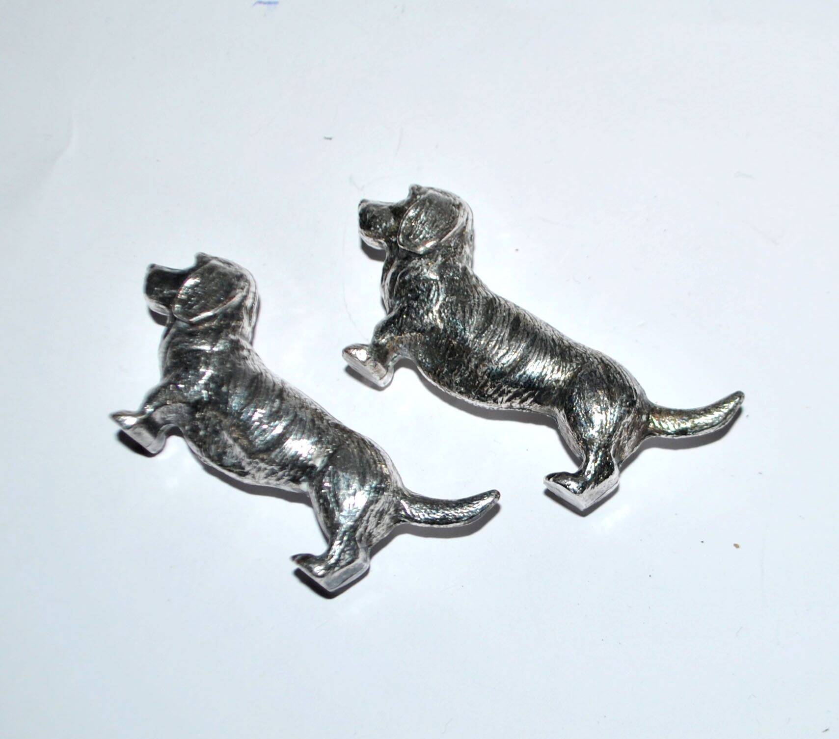 Set of 2 vintage animal knife rests, dachshund and basset hound, in silver-plated metal.