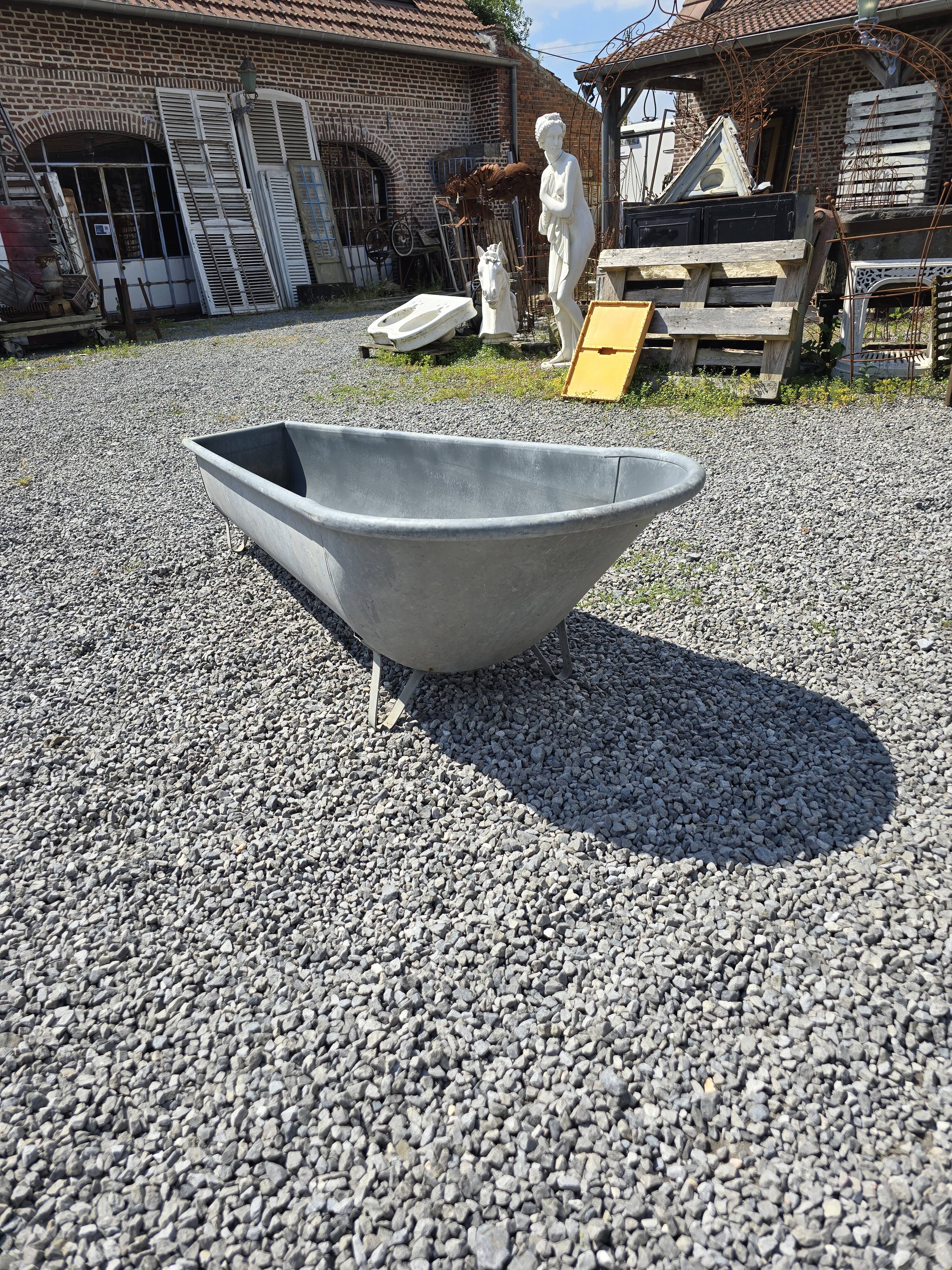 Zinc bathtub