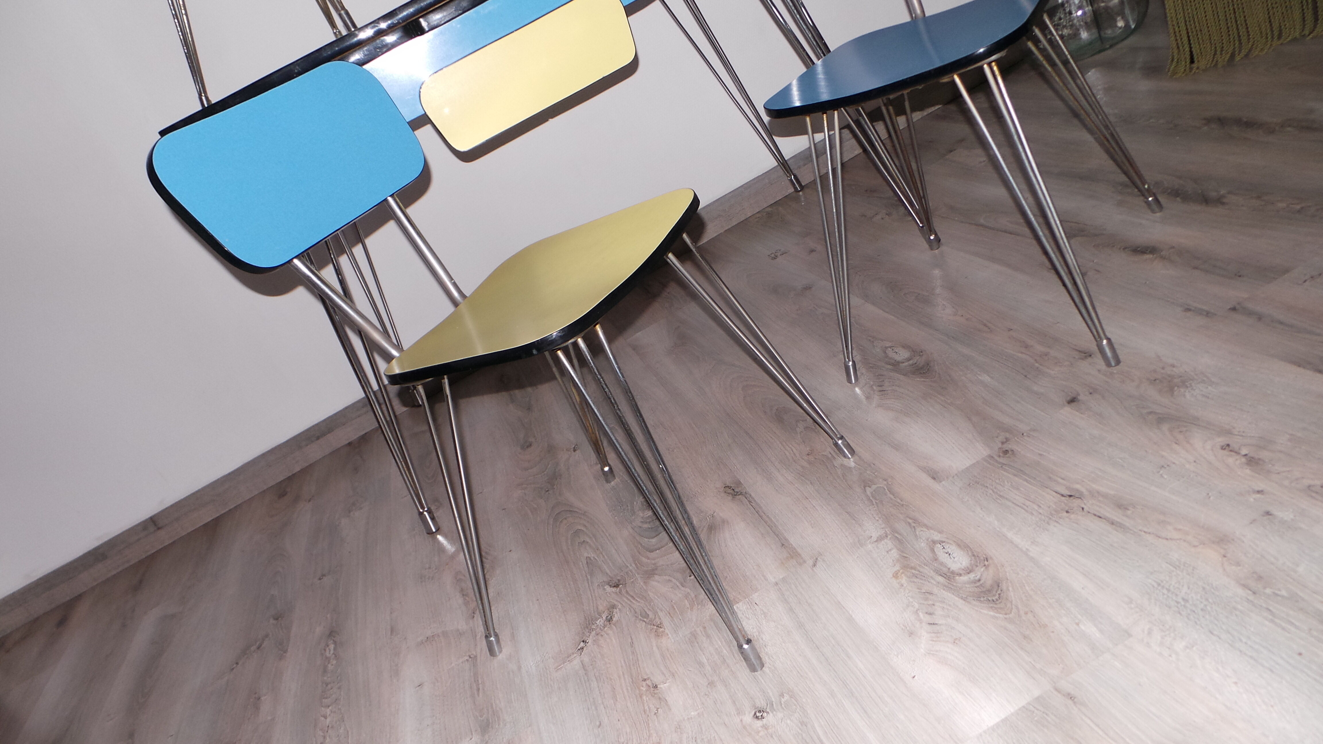 Table et 4 chaises en formica avec pieds eiffels vintage Sif