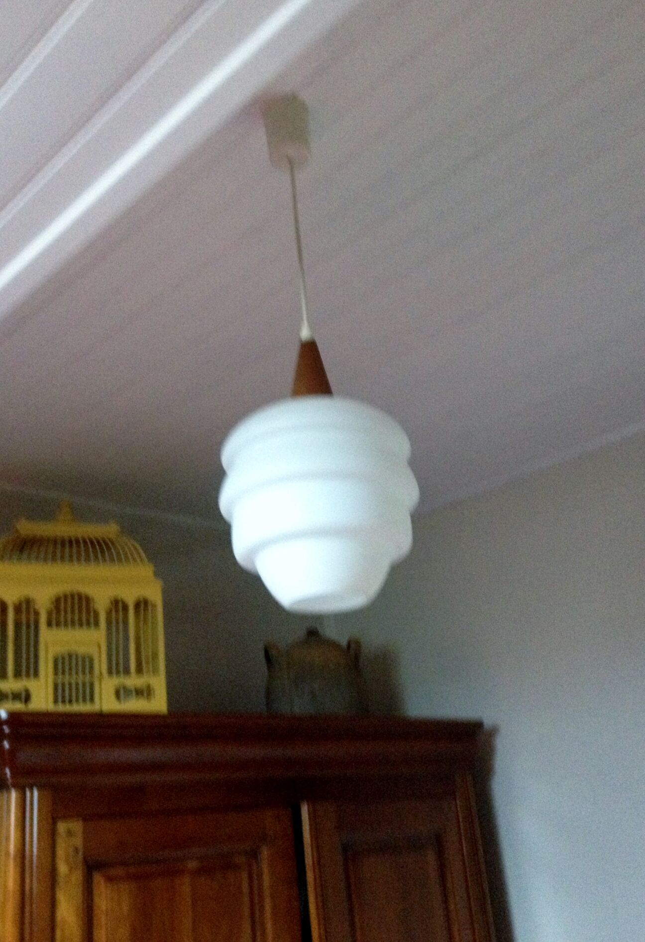 Suspension scandinave teck et opalin 1950-1960