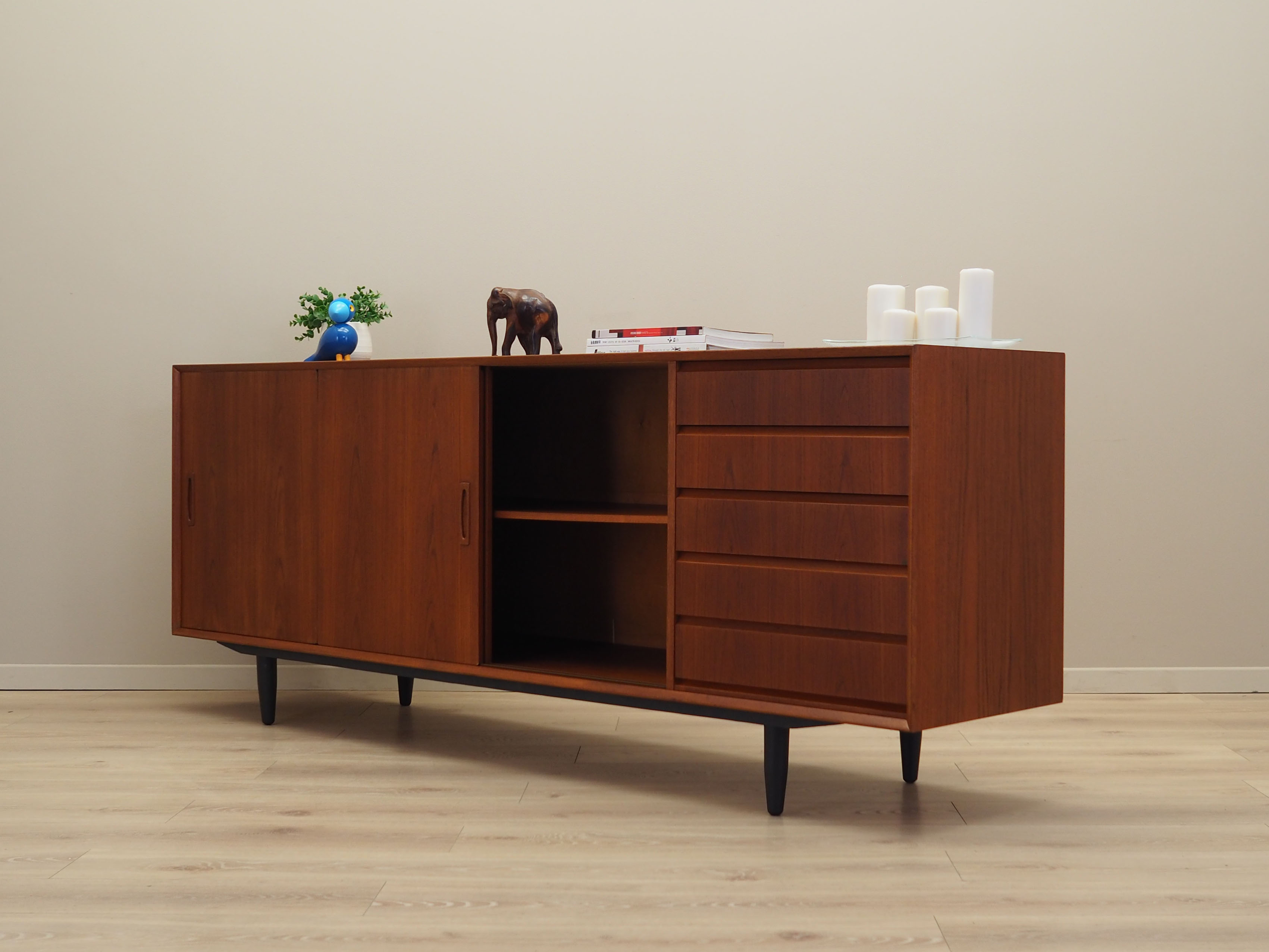 Enfilade en teck, design danois, années 1970, production: Danemark