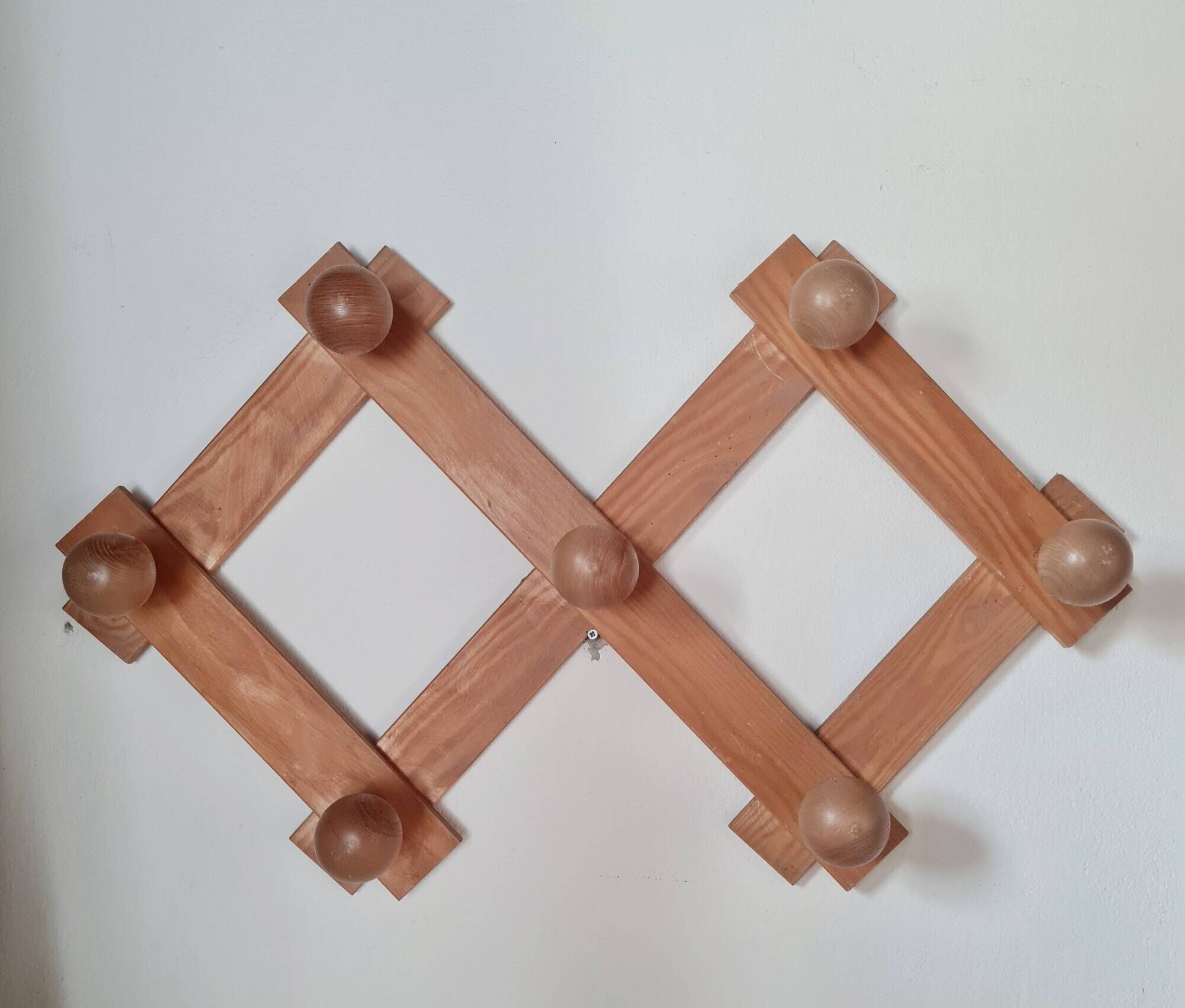 Wall-mounted accordion coat rack in solid pine