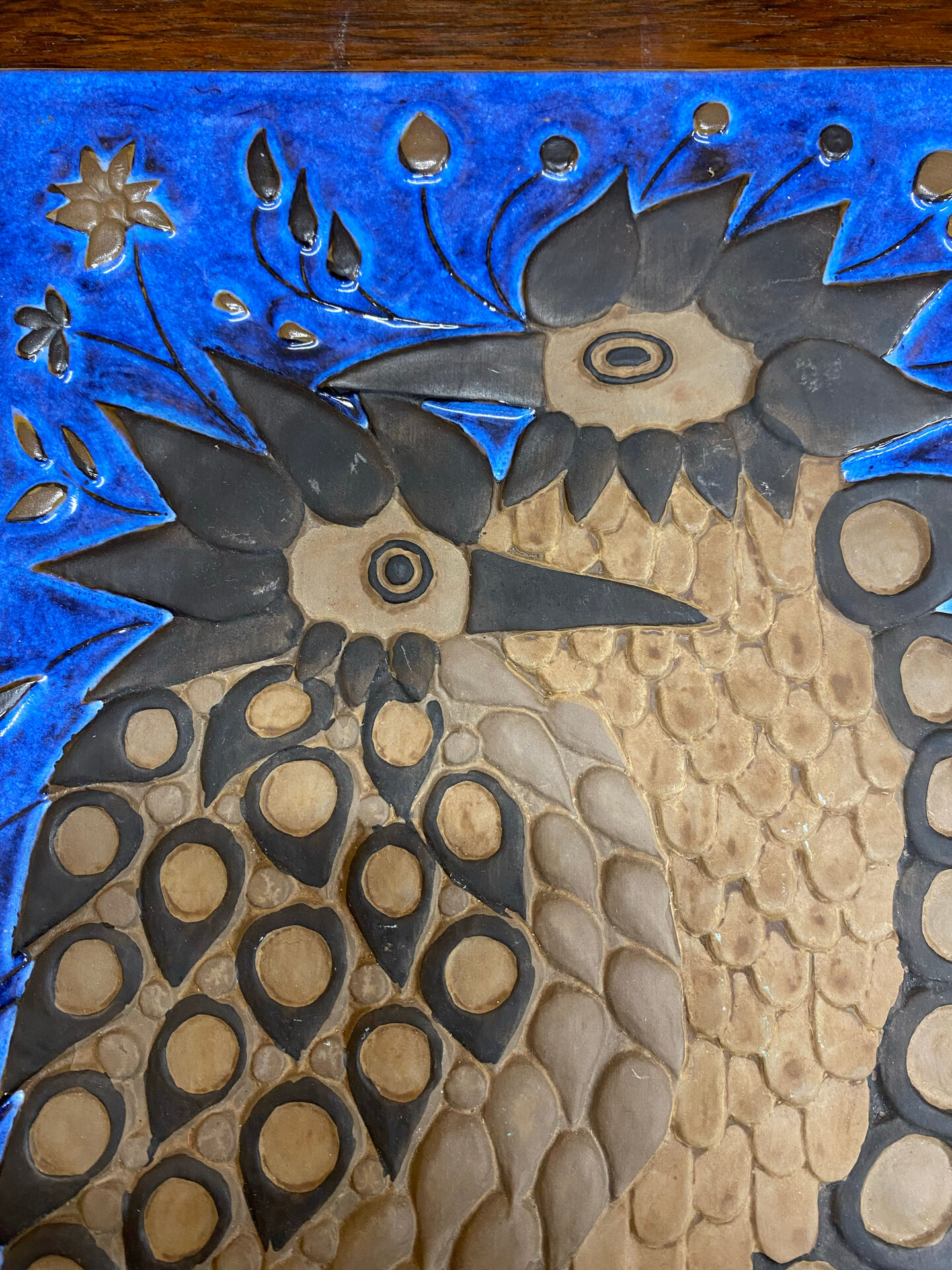 Beth Breyen “Crazy Birds” Relief mural en grès – Royal Copenhagen / A