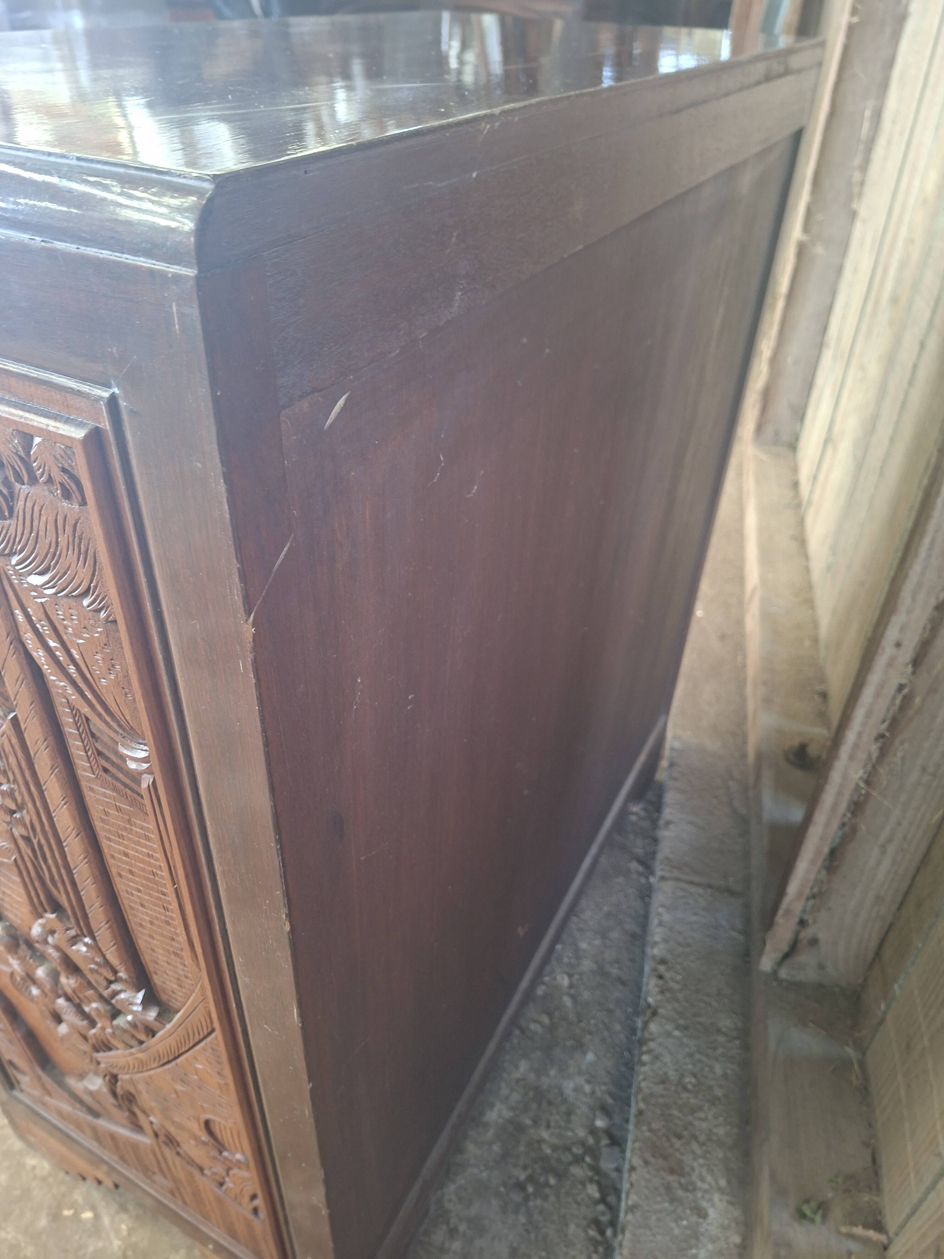 Commode / chiffonnier asiatique en bois sculpté – XXe siècle ( omb)
