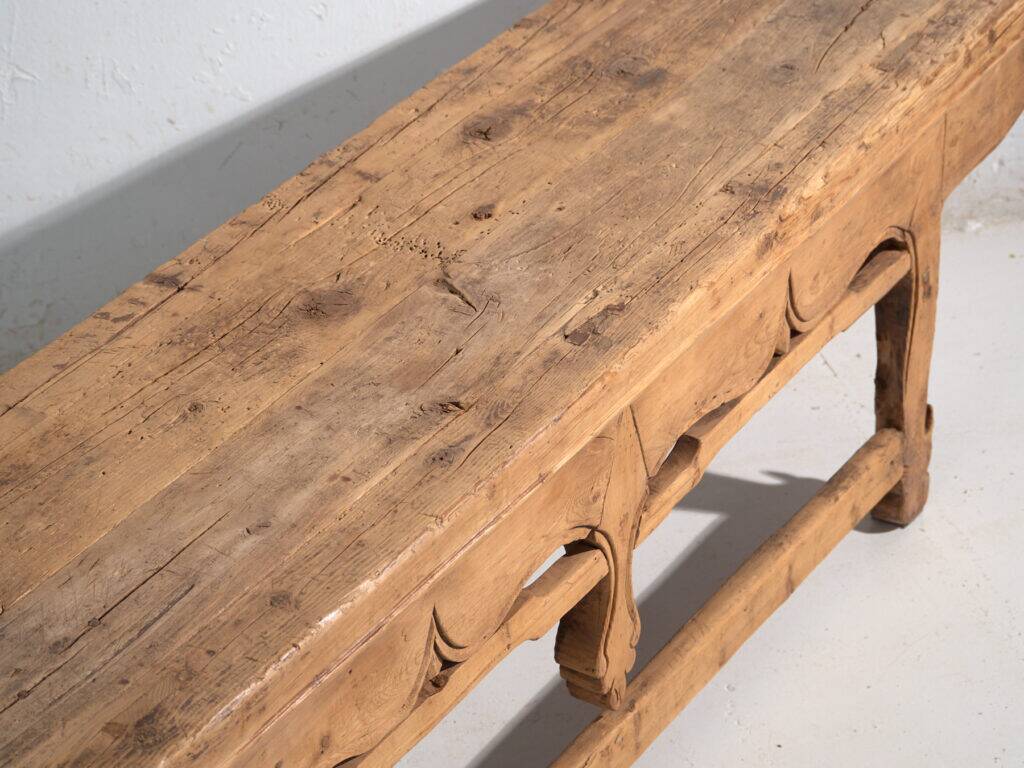 Table basse de grand format en cèdre à ceinture sculptée – Chine, vers 1920