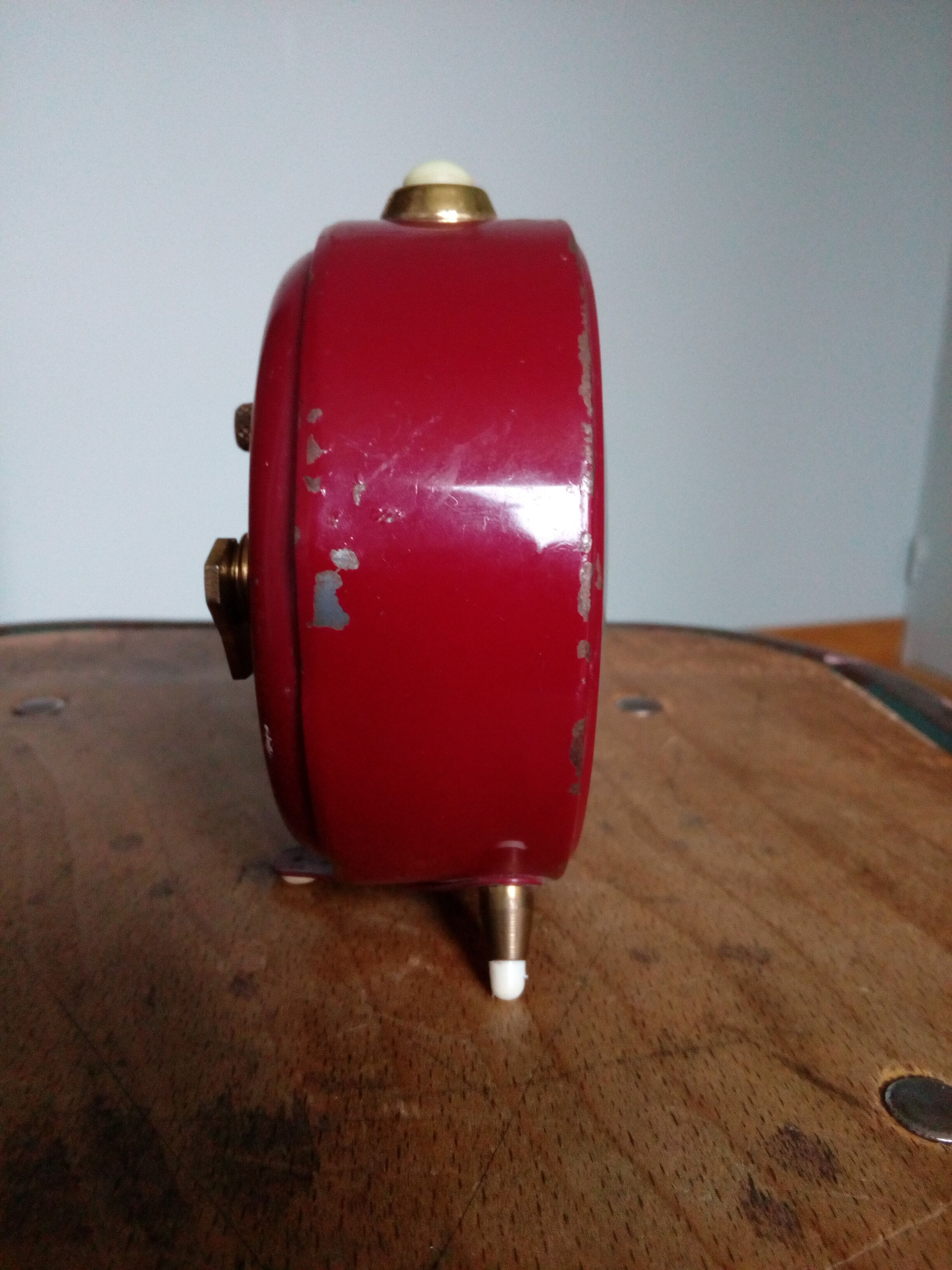 Réveil Jaz mécanique fin des années 60  rouge bordeaux et doré